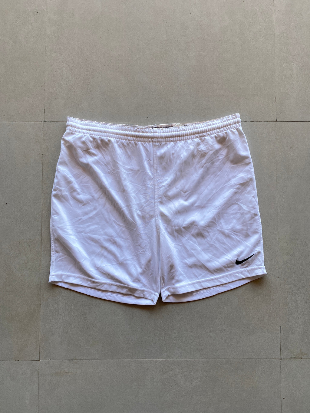 NIKE SOLID SHORTS - S