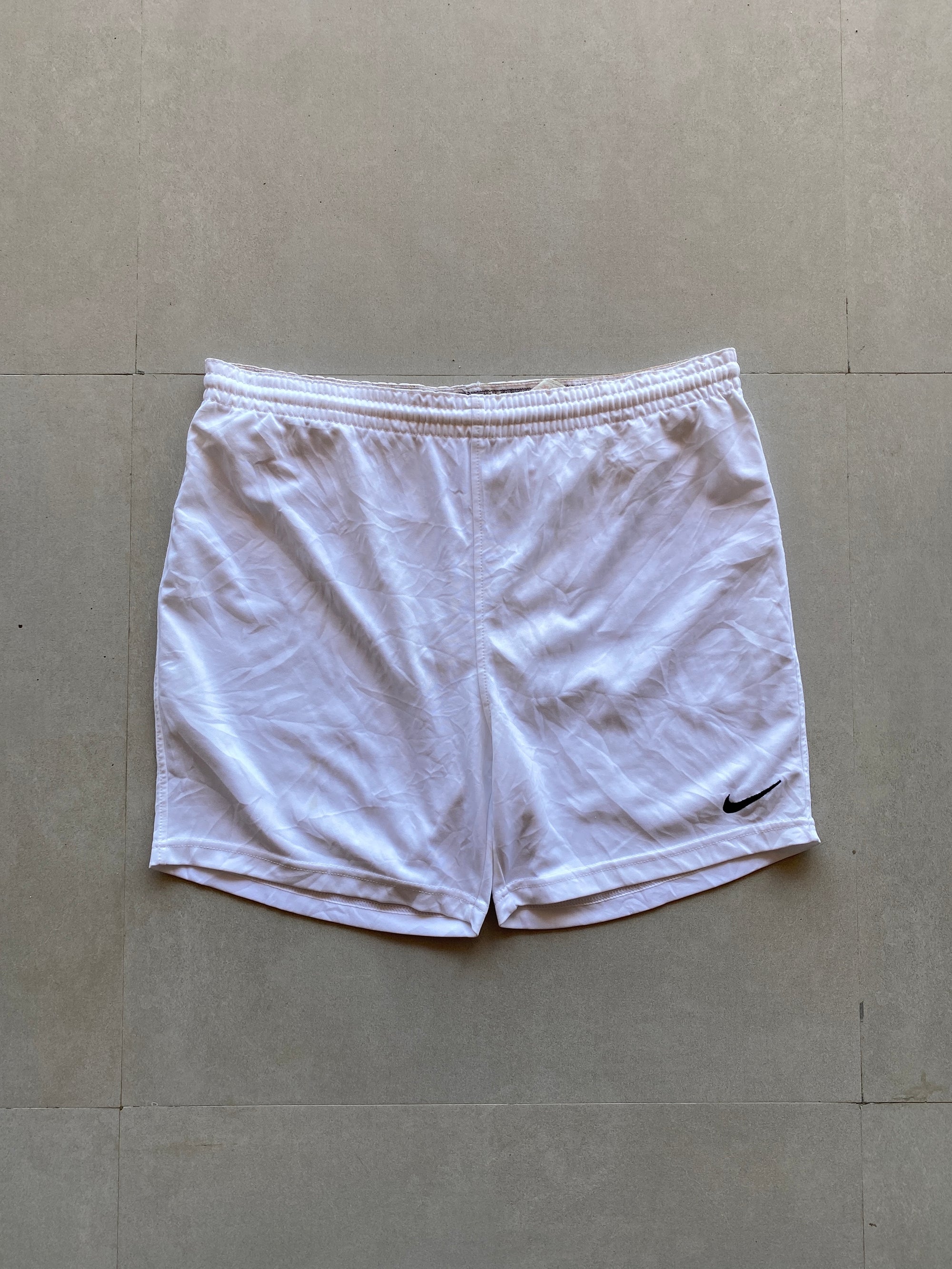 NIKE SOLID SHORTS - S