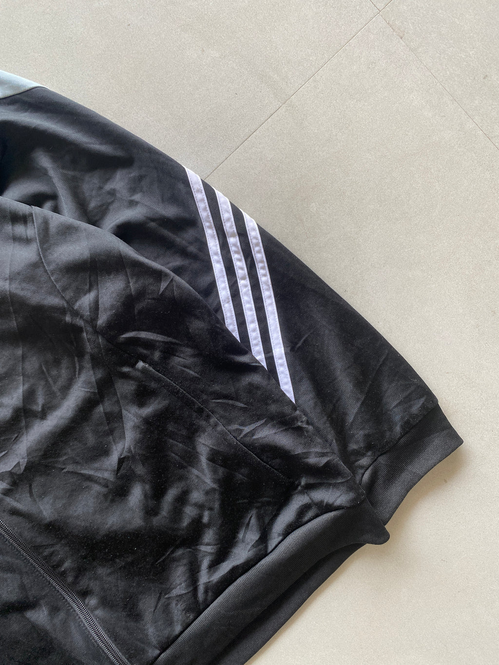 ADIDAS STRIPED JACKET - XL