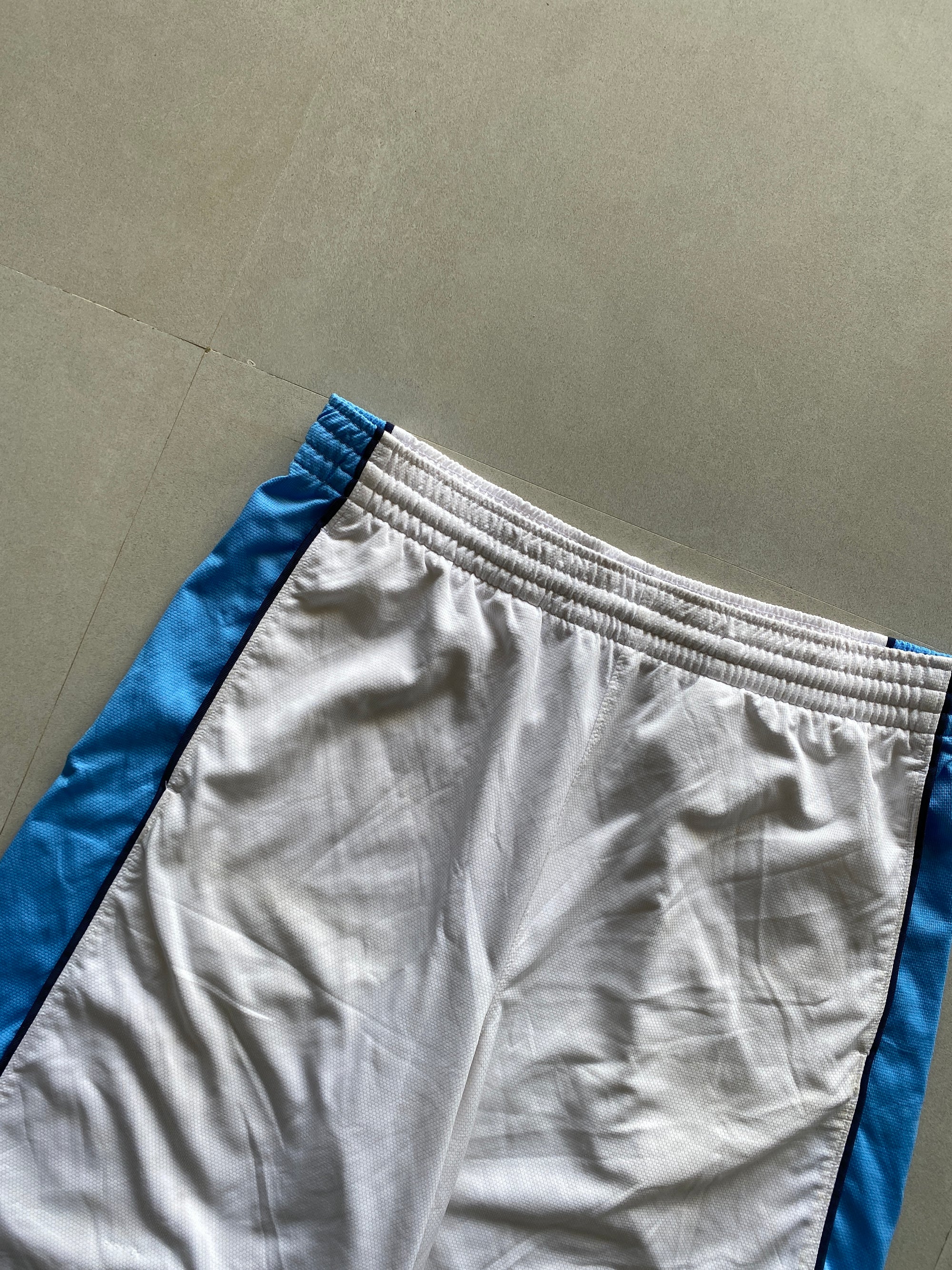NIKE BASKETBALL SHORTS - L
