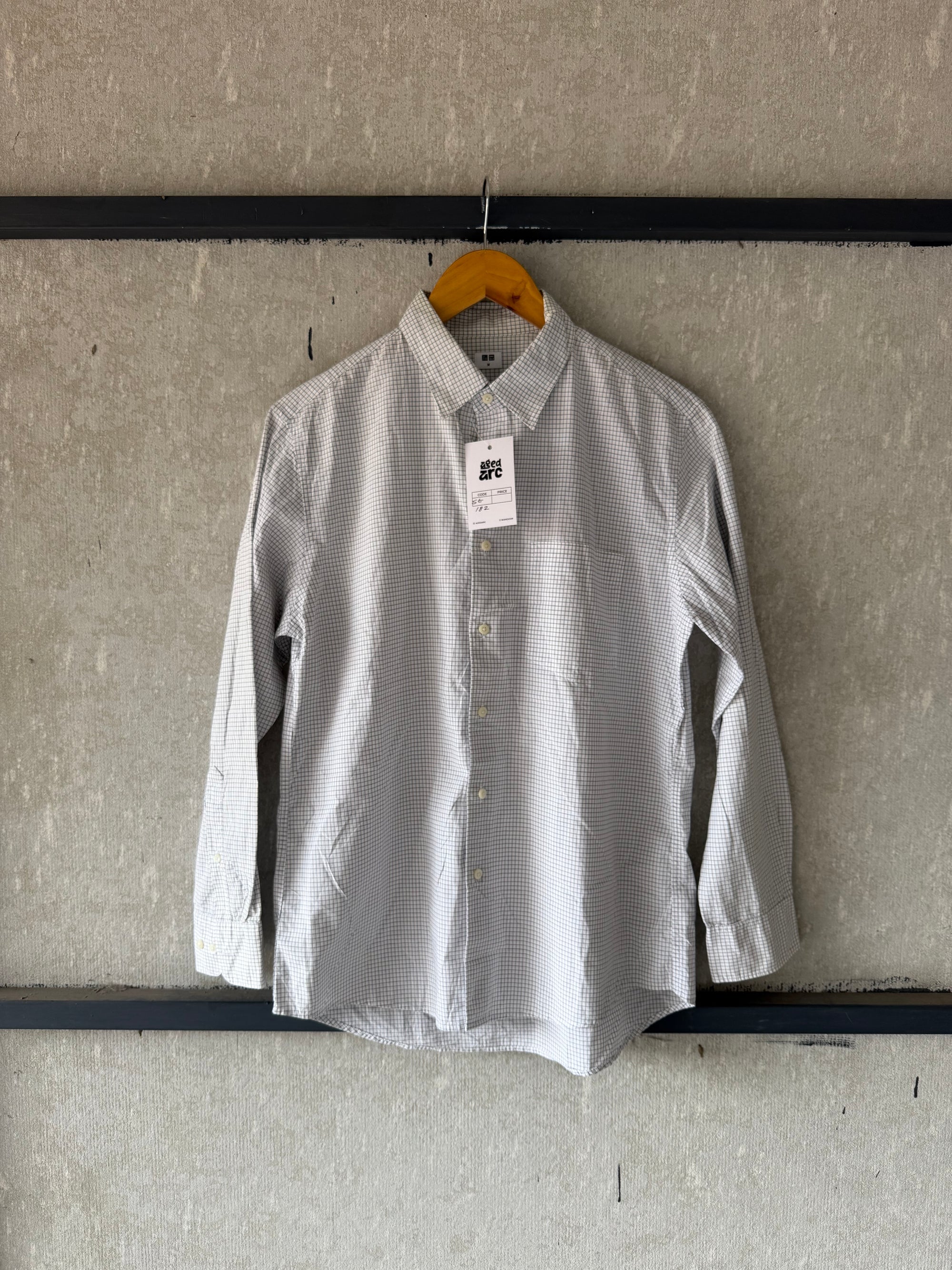 UNIQLO CHECKERD SHIRT ST182 - M