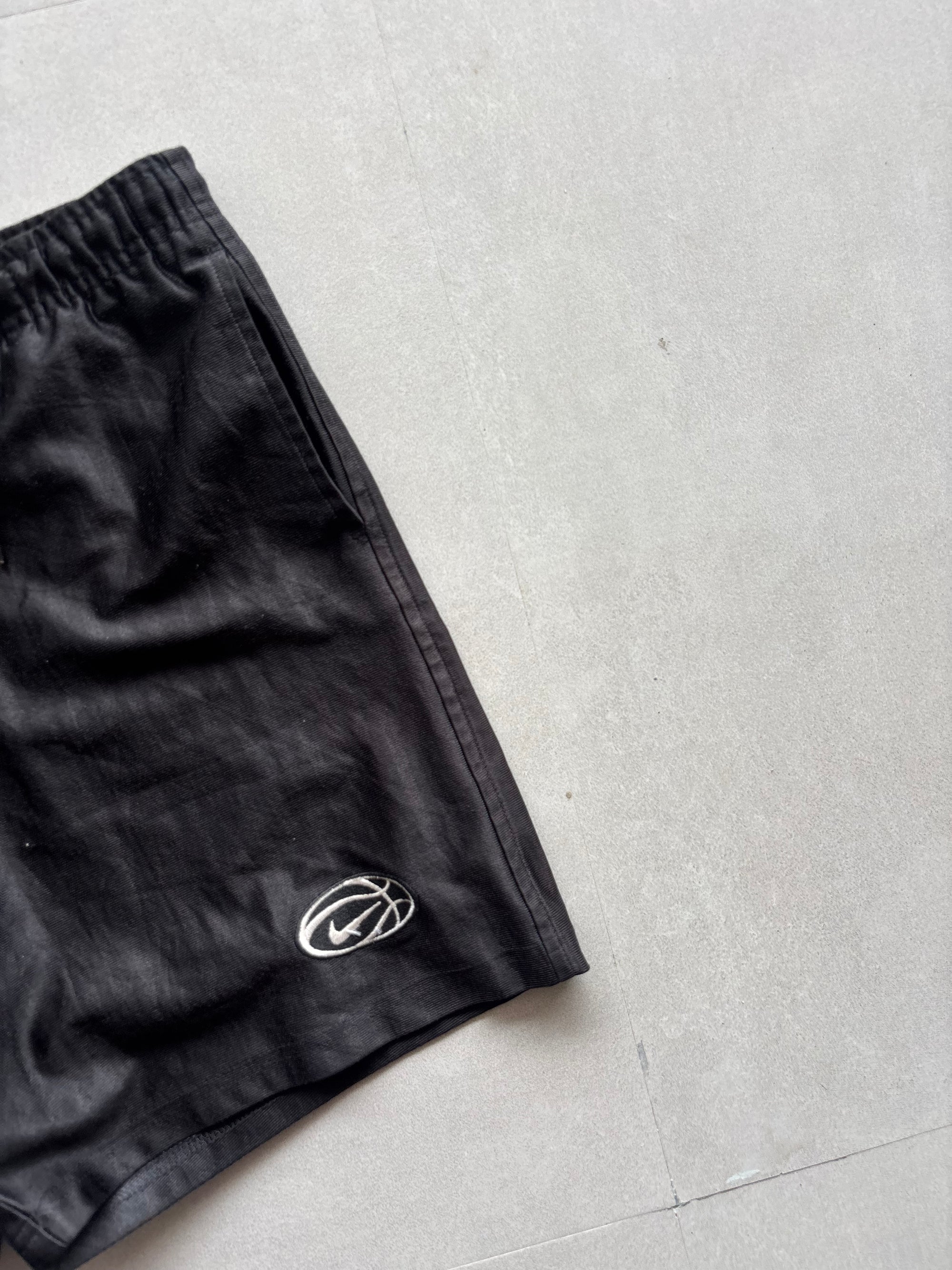 90s NIKE SHORTS - M