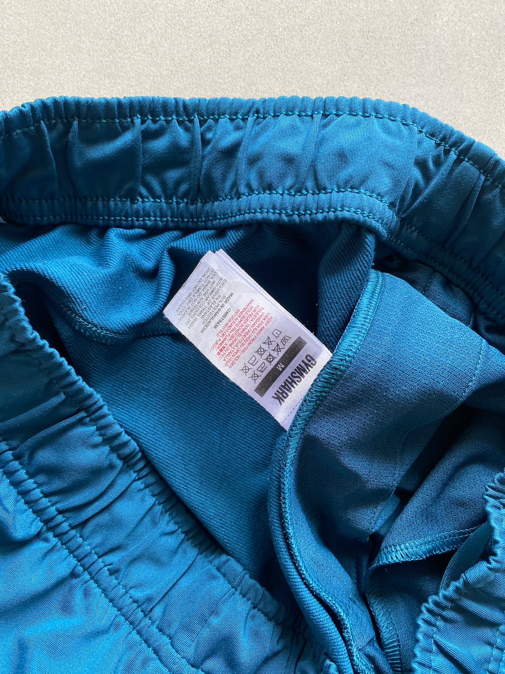 GYM SHARK SWEAT PANTS - M