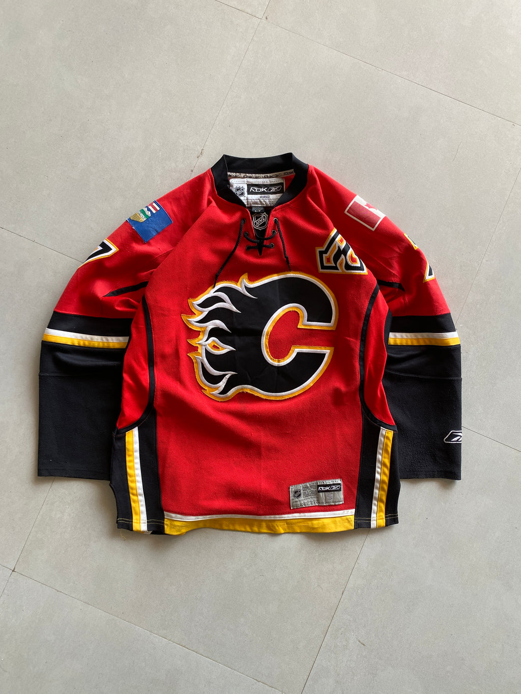 REEBOK CALGARY FLAMES HOCKEY JERSEY - L