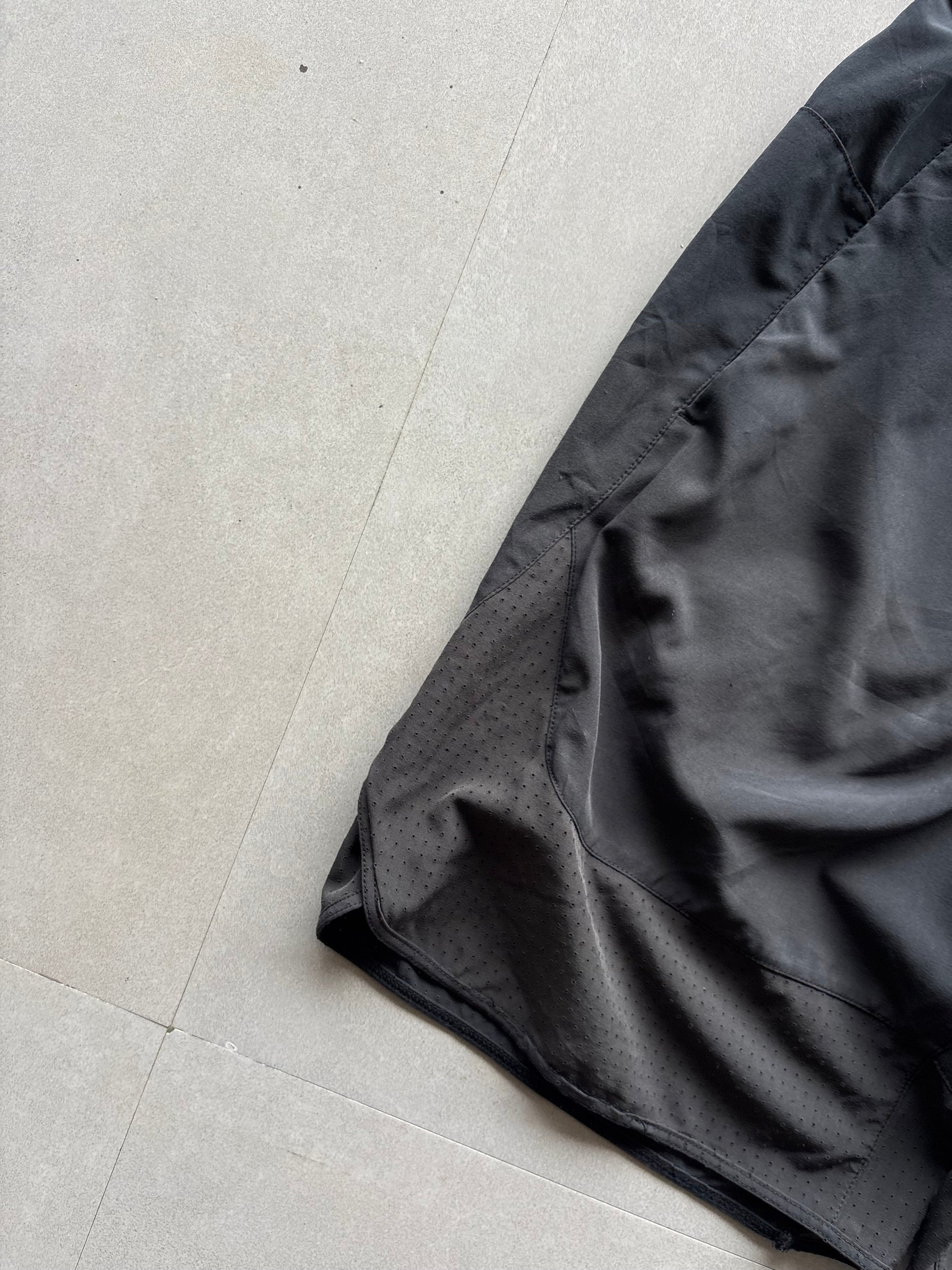 NIKE DRI-FIT SHORTS - L