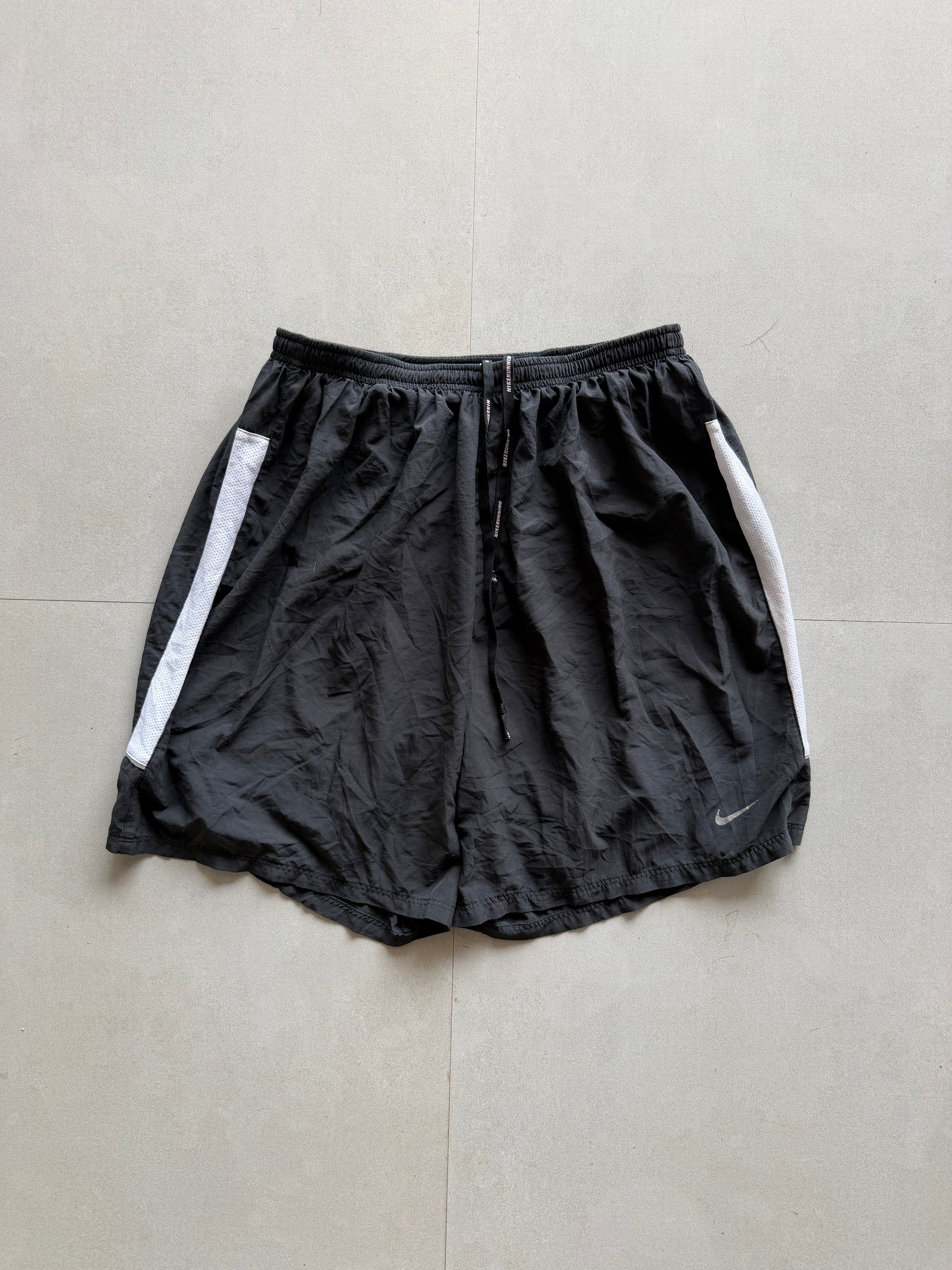 NIKE BASIC SHORTS - M