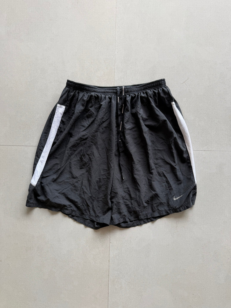 NIKE BASIC SHORTS - M