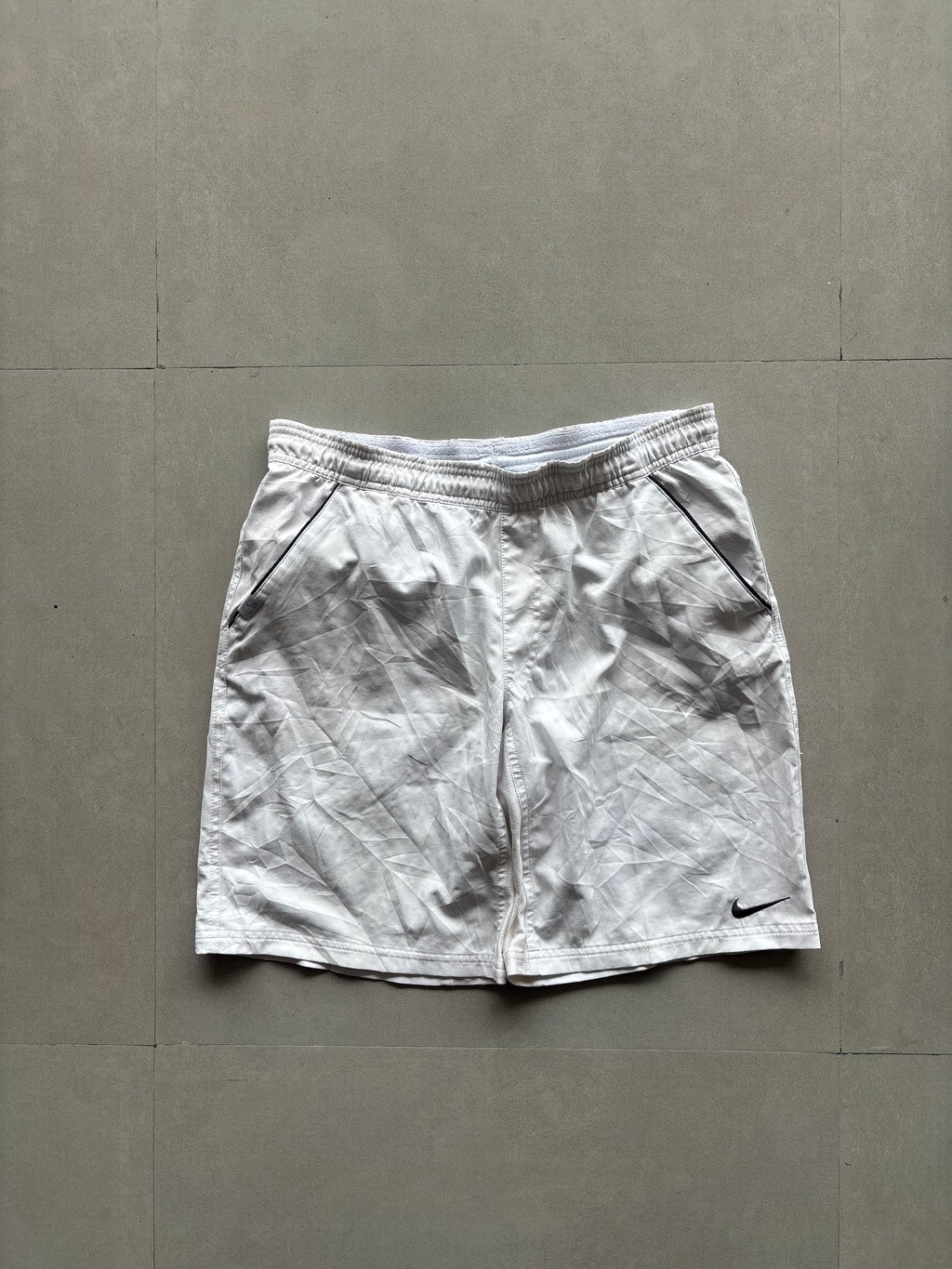NIKE WHITE SHORTS - M