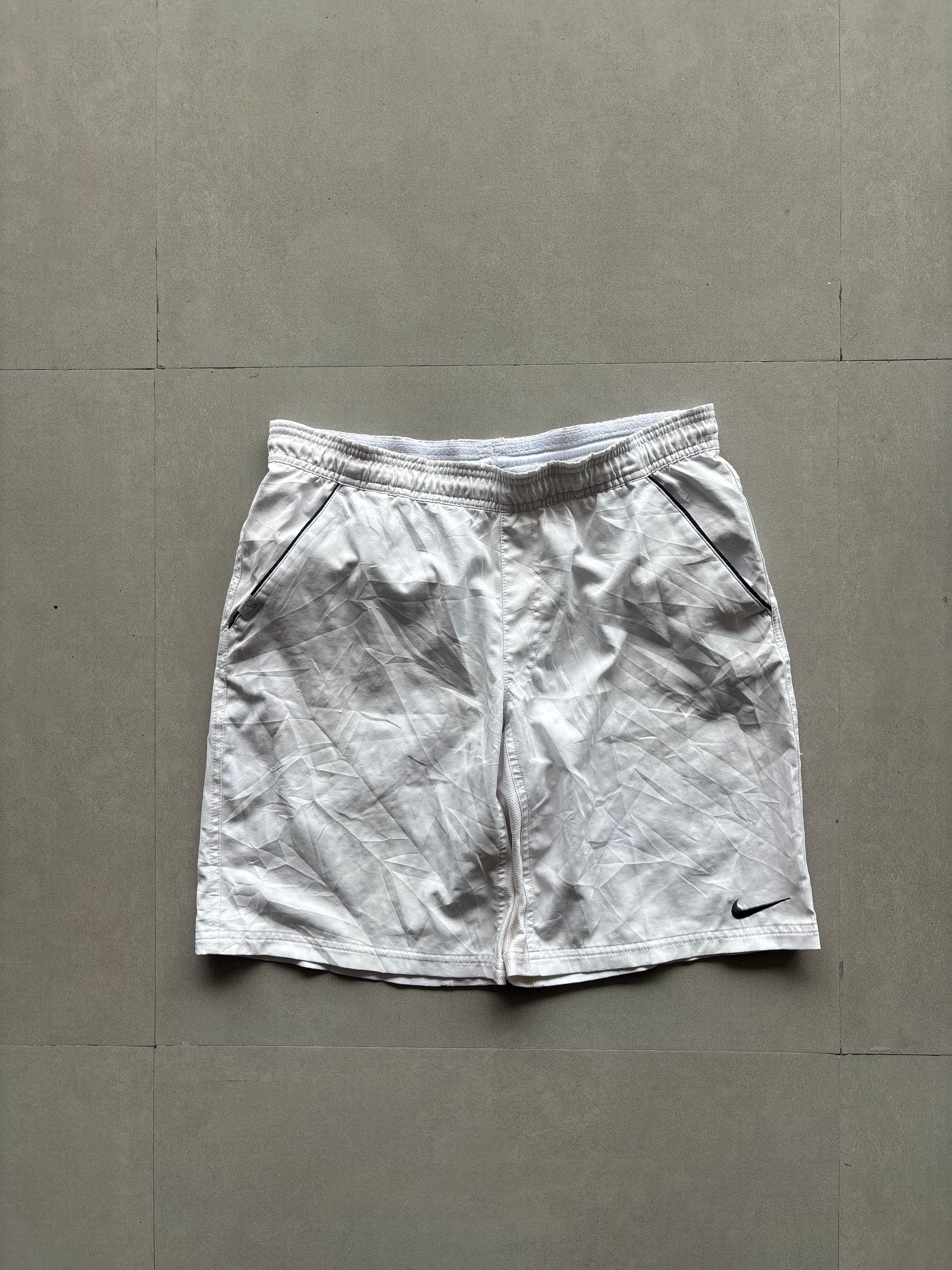 NIKE WHITE SHORTS - M