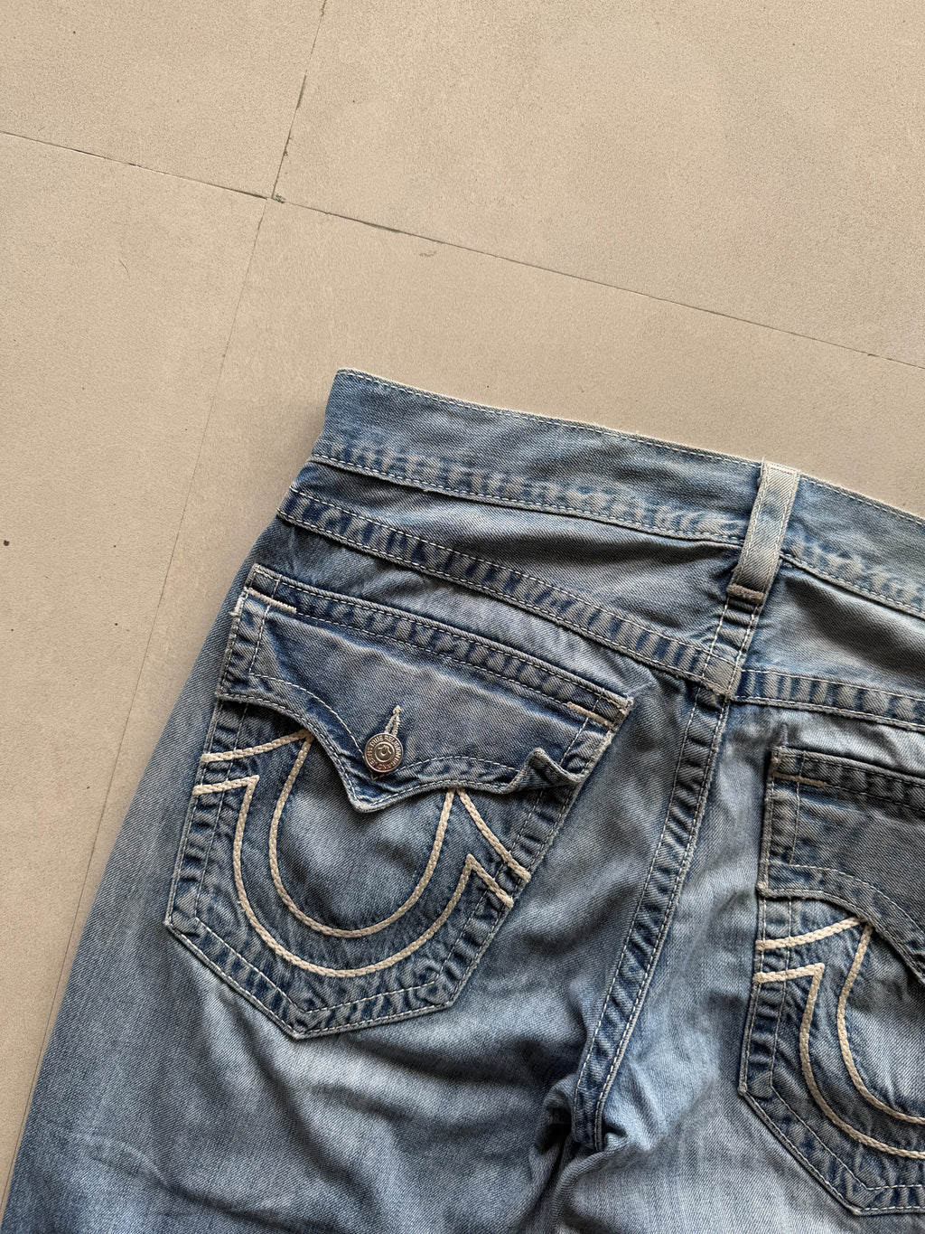 TRUE RELIGION DISTRESSED DENIM - L