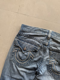 TRUE RELIGION DISTRESSED DENIM - L