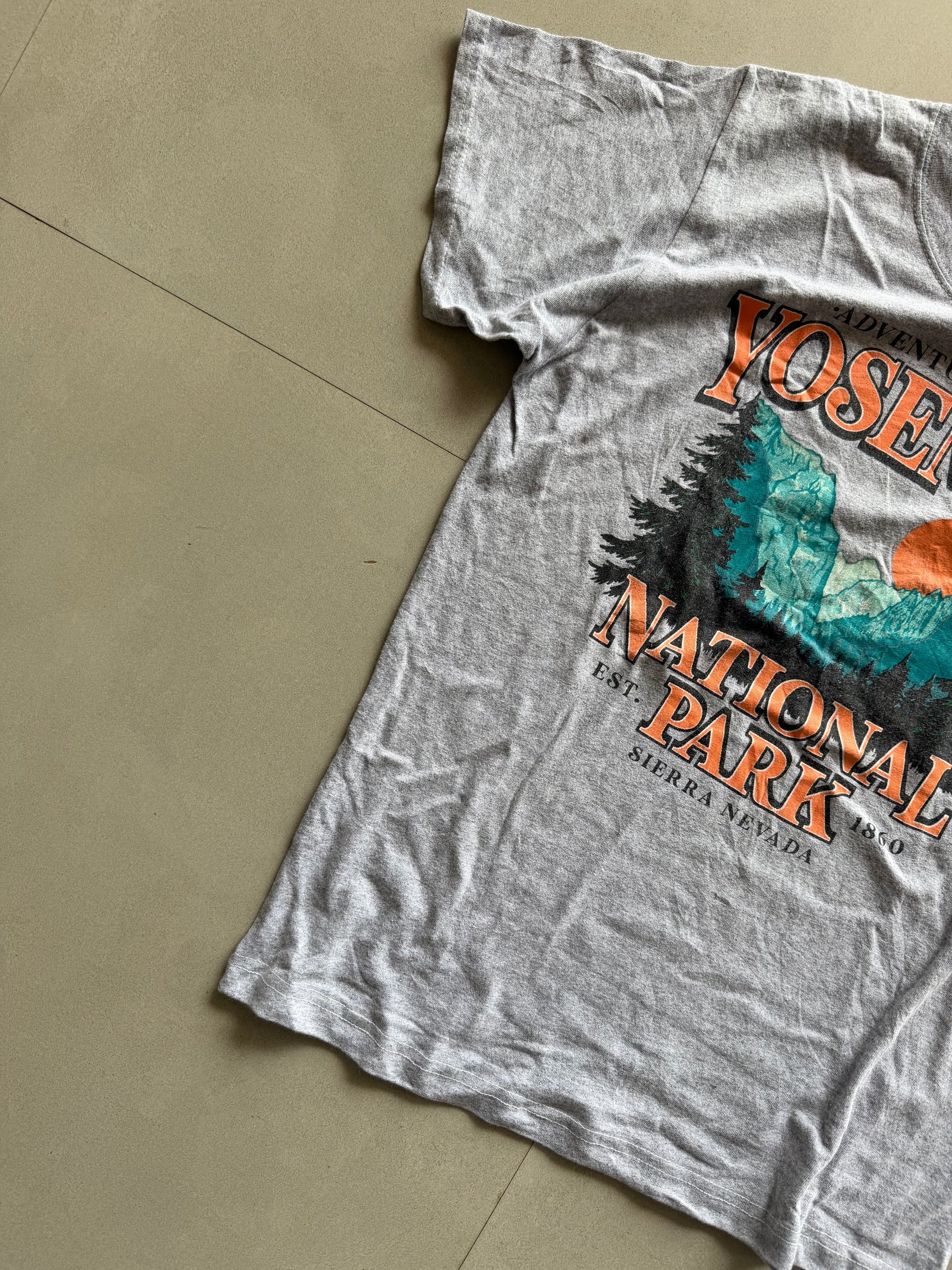 VINTAGE GRAPHIC TEE - M