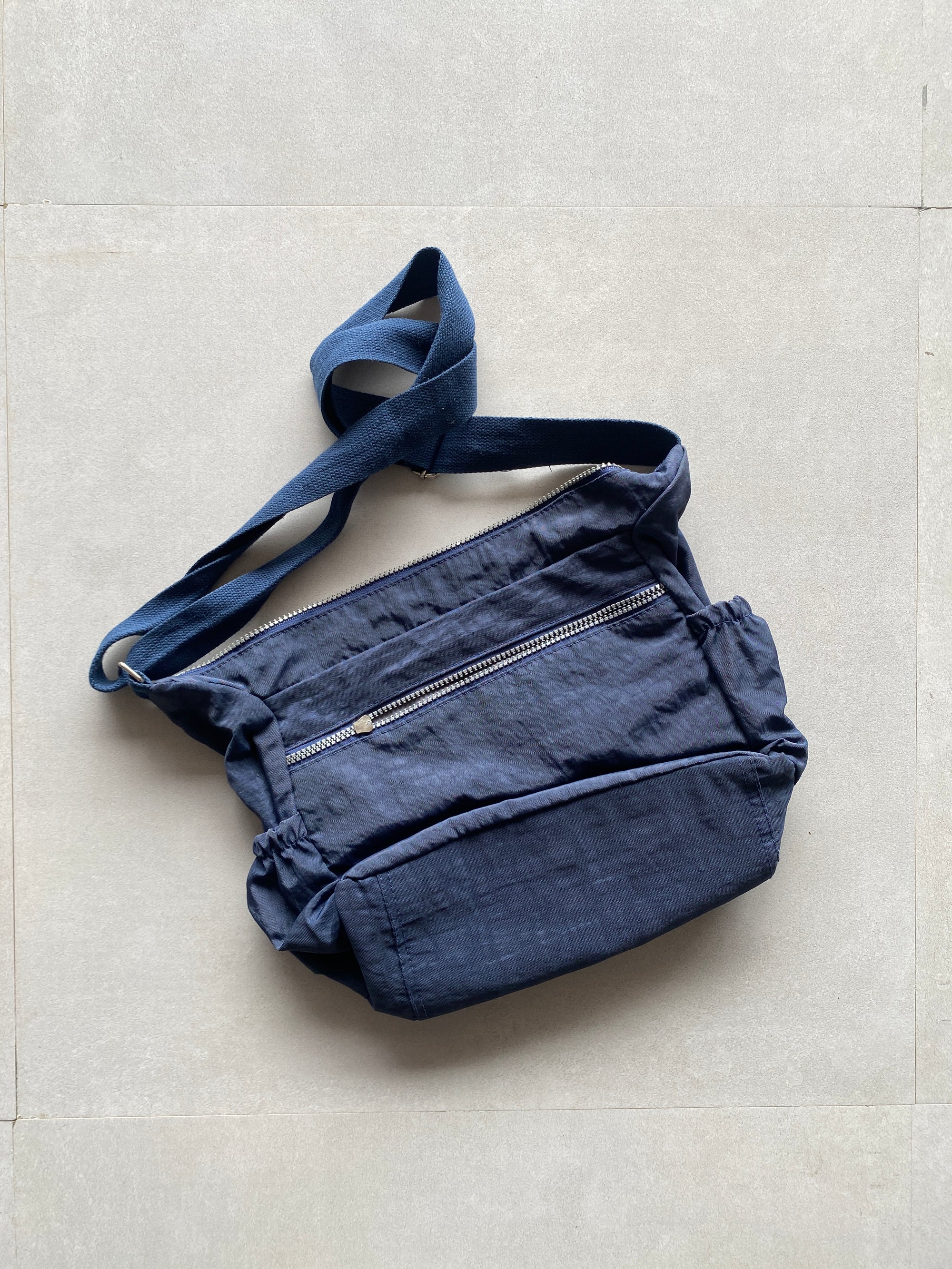 LIAN XIAN NU SLING BAG