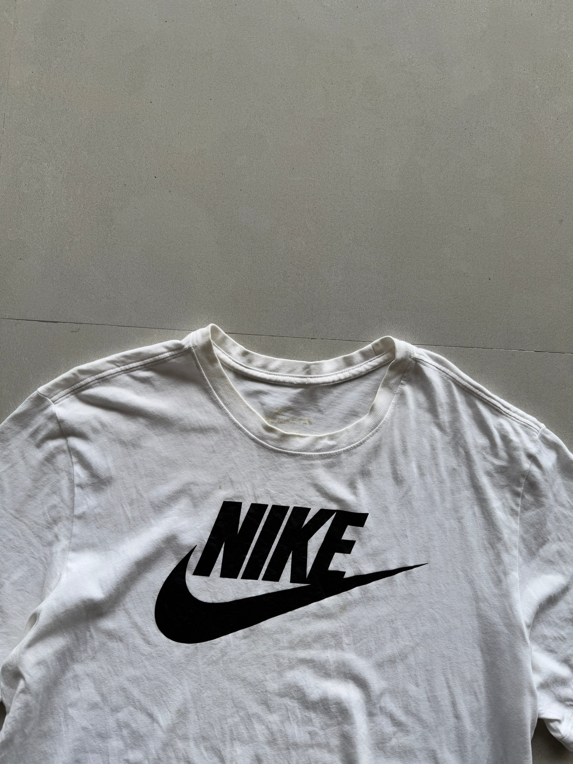 NIKE BIG LOGO TEE - L