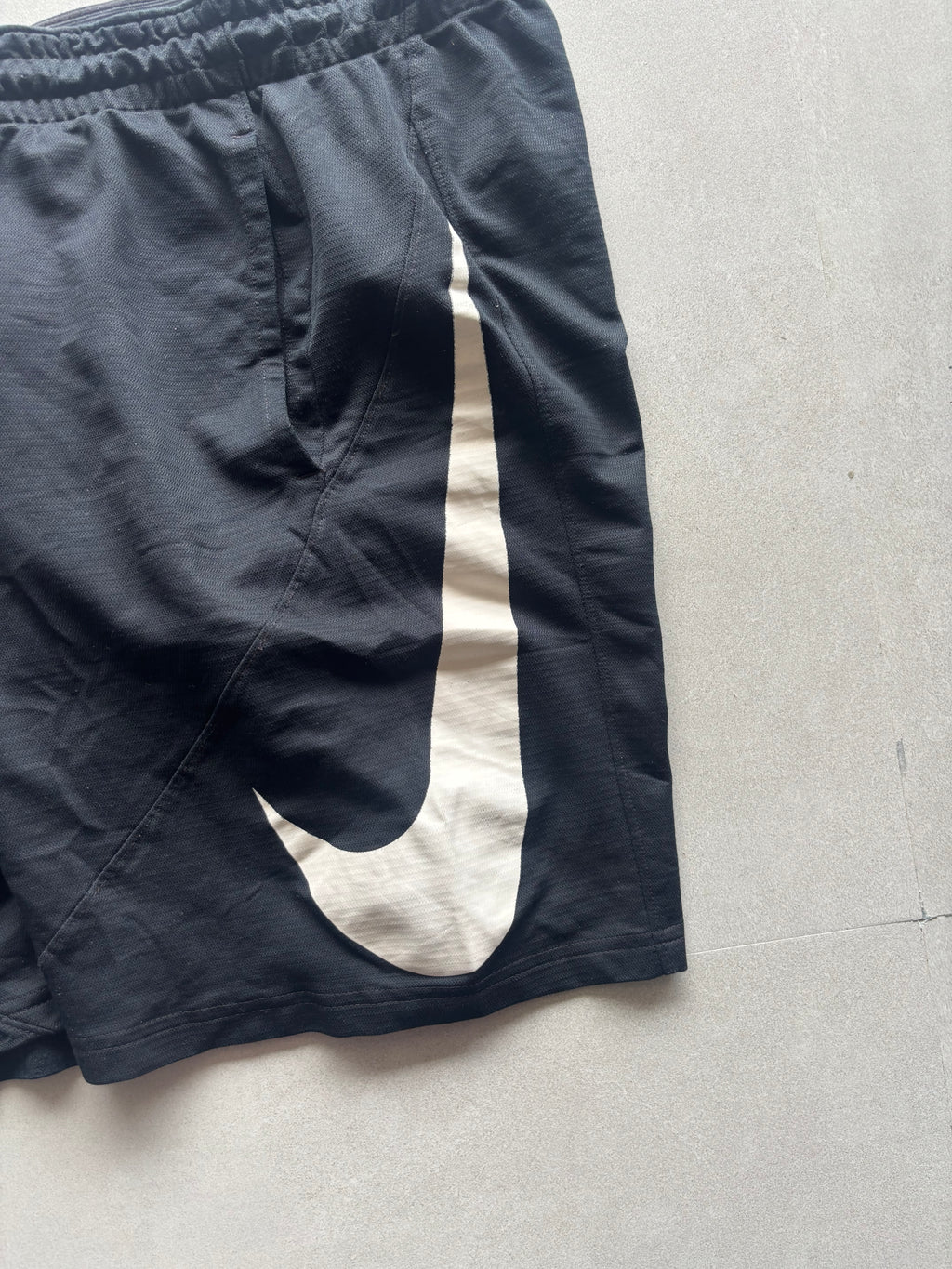NIKE BIG SWOOSH SHORTS - M