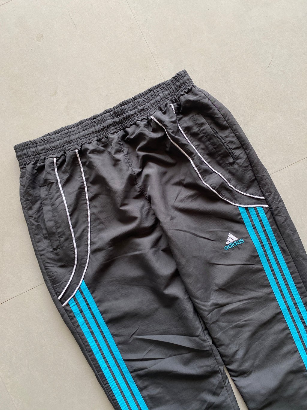 ADIDAS STRIPED BAGGY TRACK PANT - M