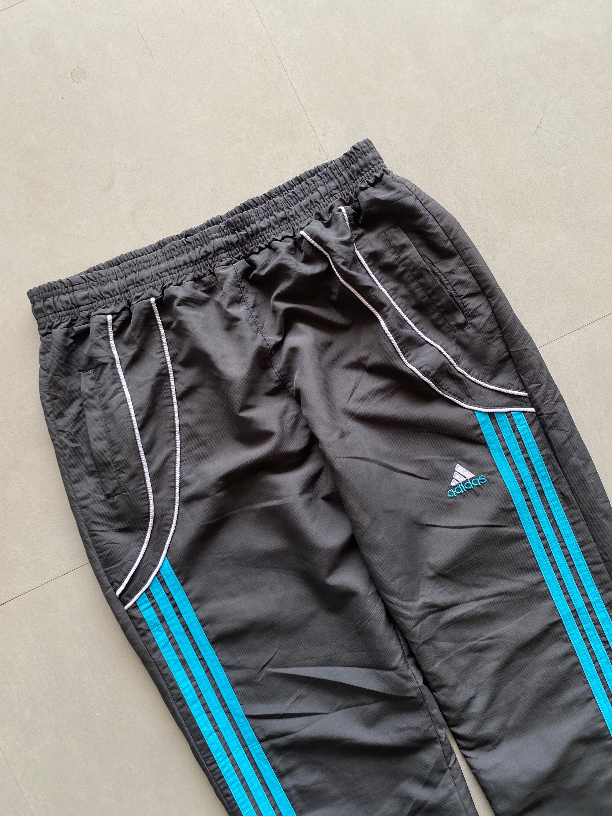ADIDAS STRIPED BAGGY TRACK PANT - M