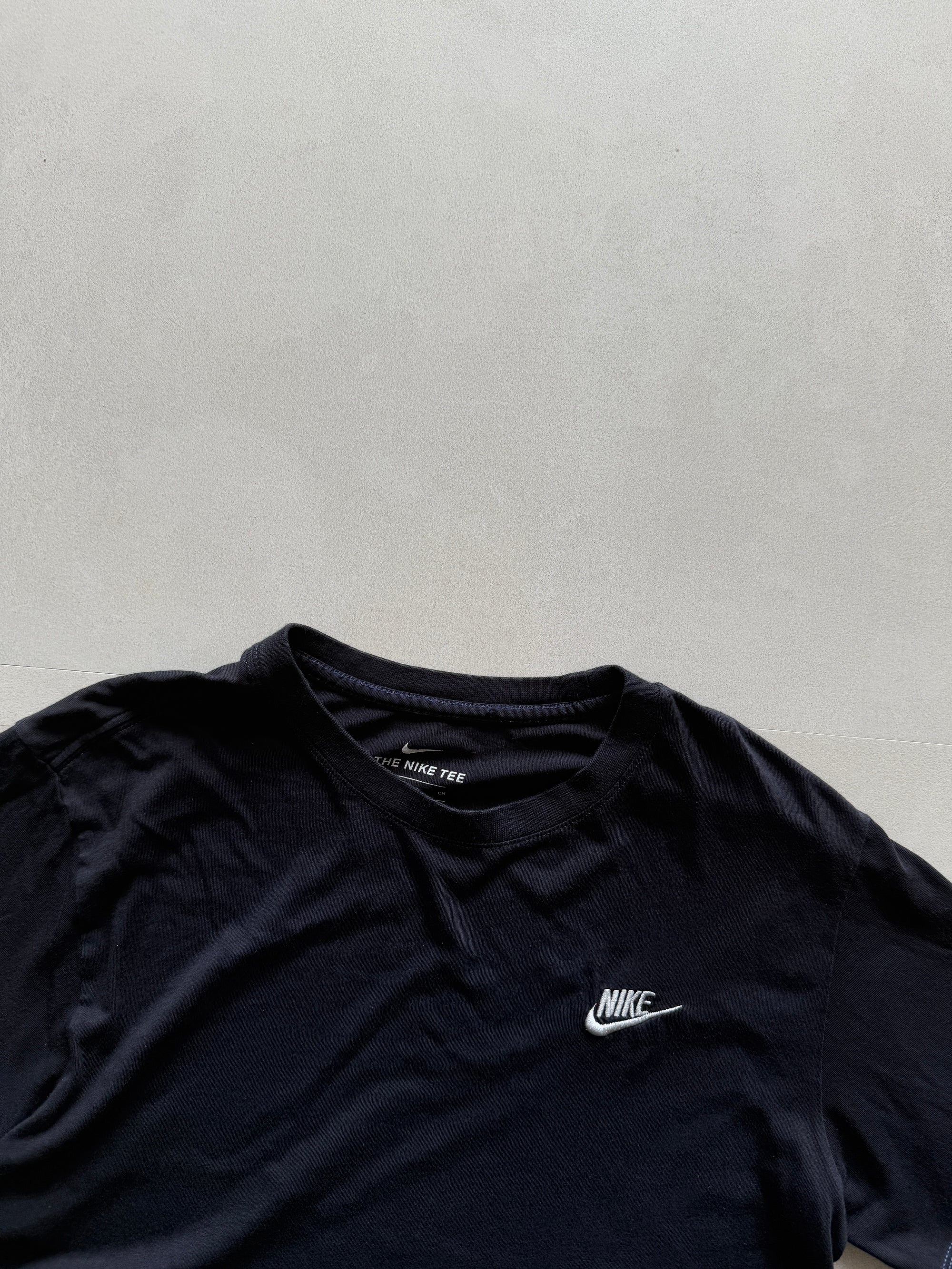 NIKE SOLID BLACK TEE - S