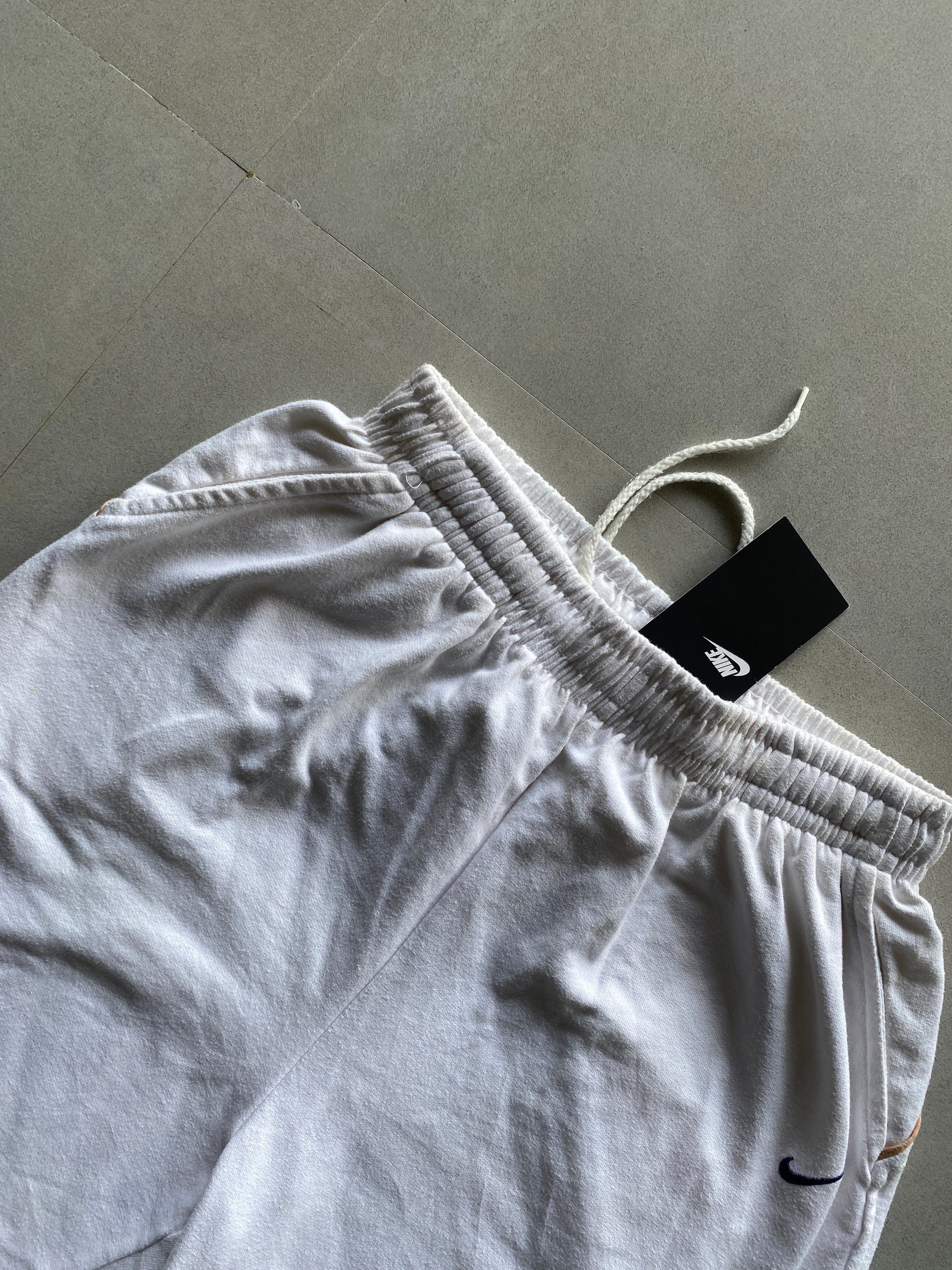 NIKE SHORTS WITH TAGS - M