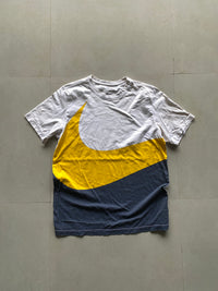 NIKE BIG SWOOSH TEE - M