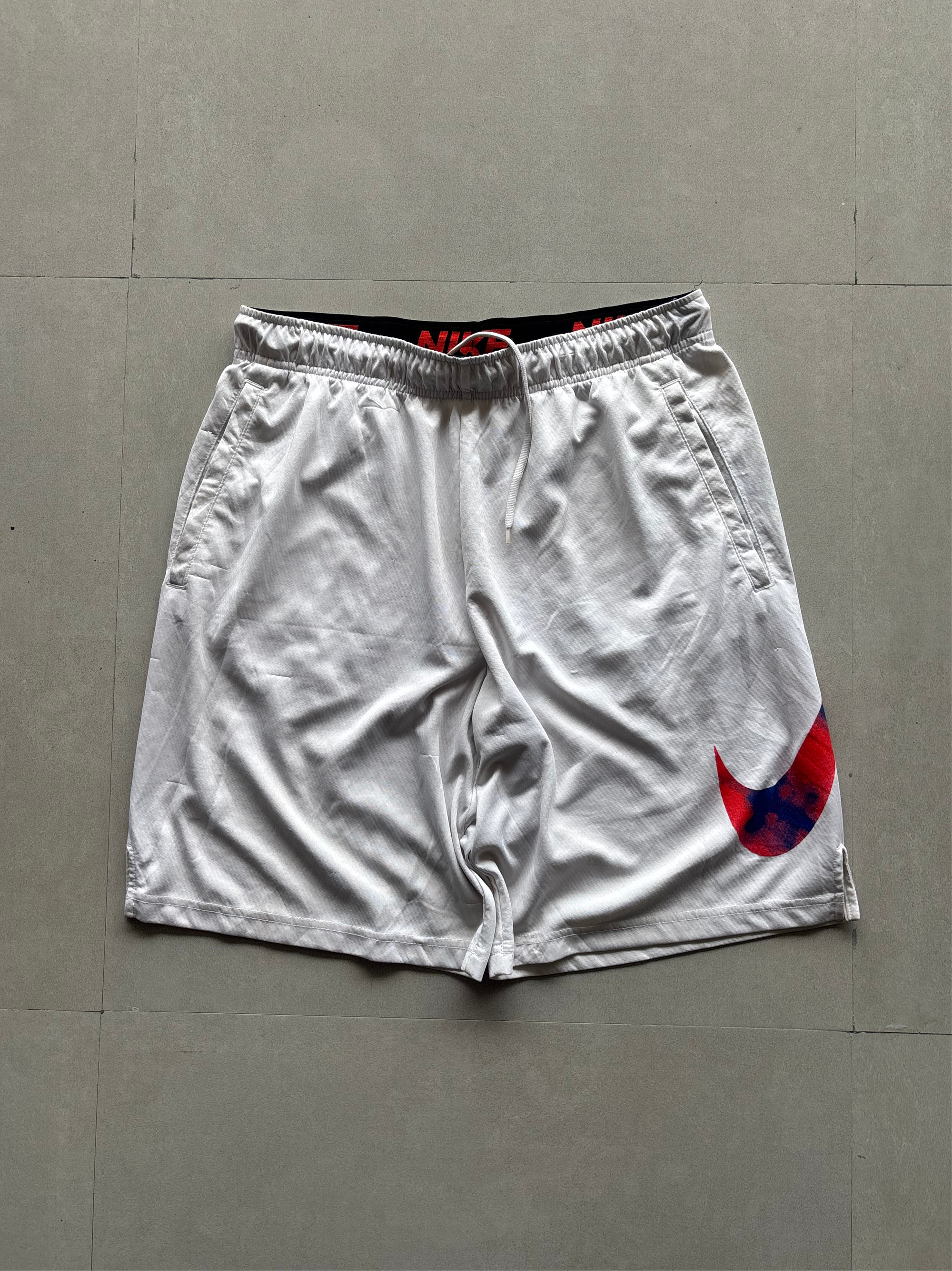 NIKE BIG SWOOSH SHORTS - M