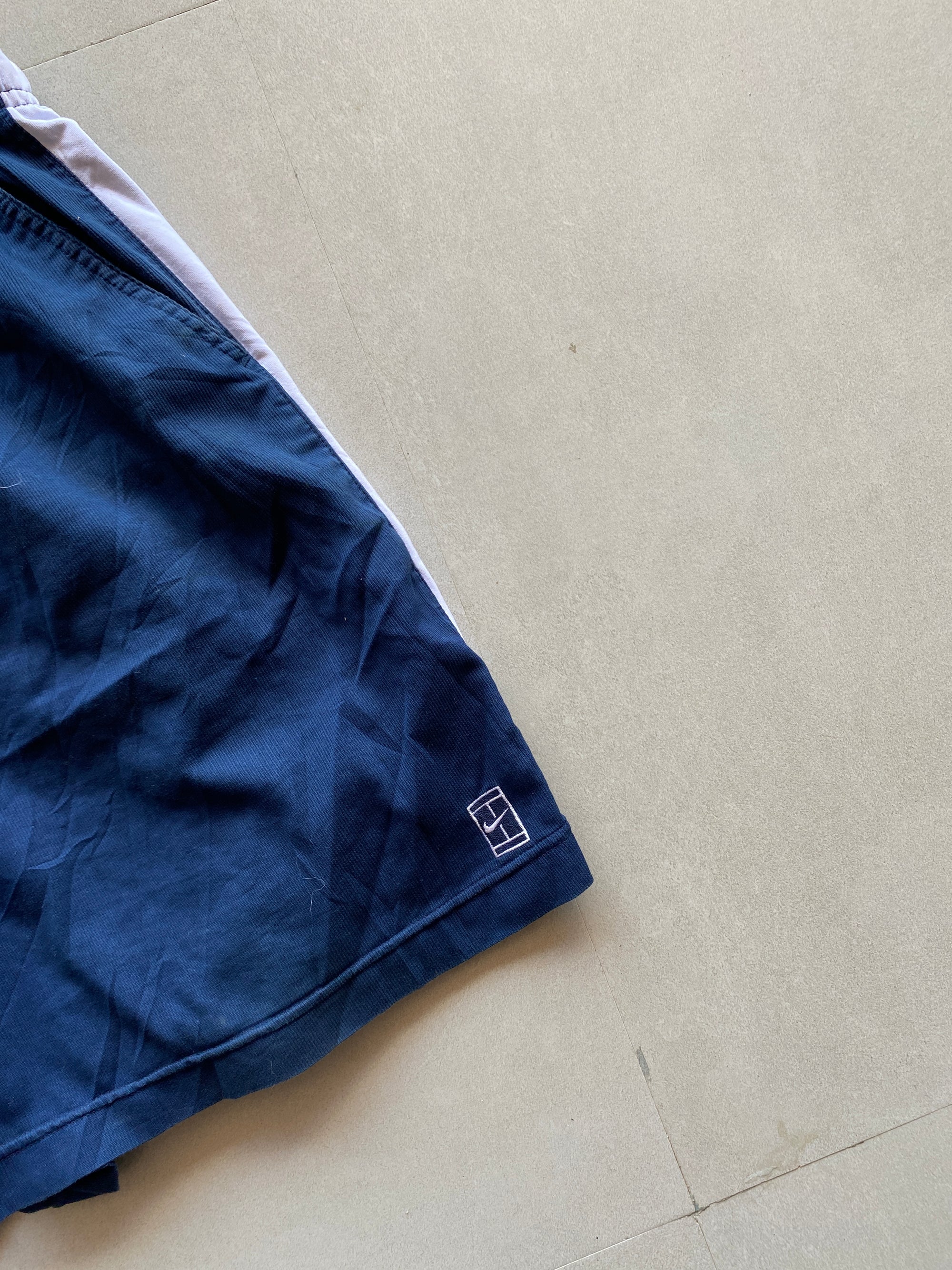 VINTAGE 00S NIKE SHORTS -  L