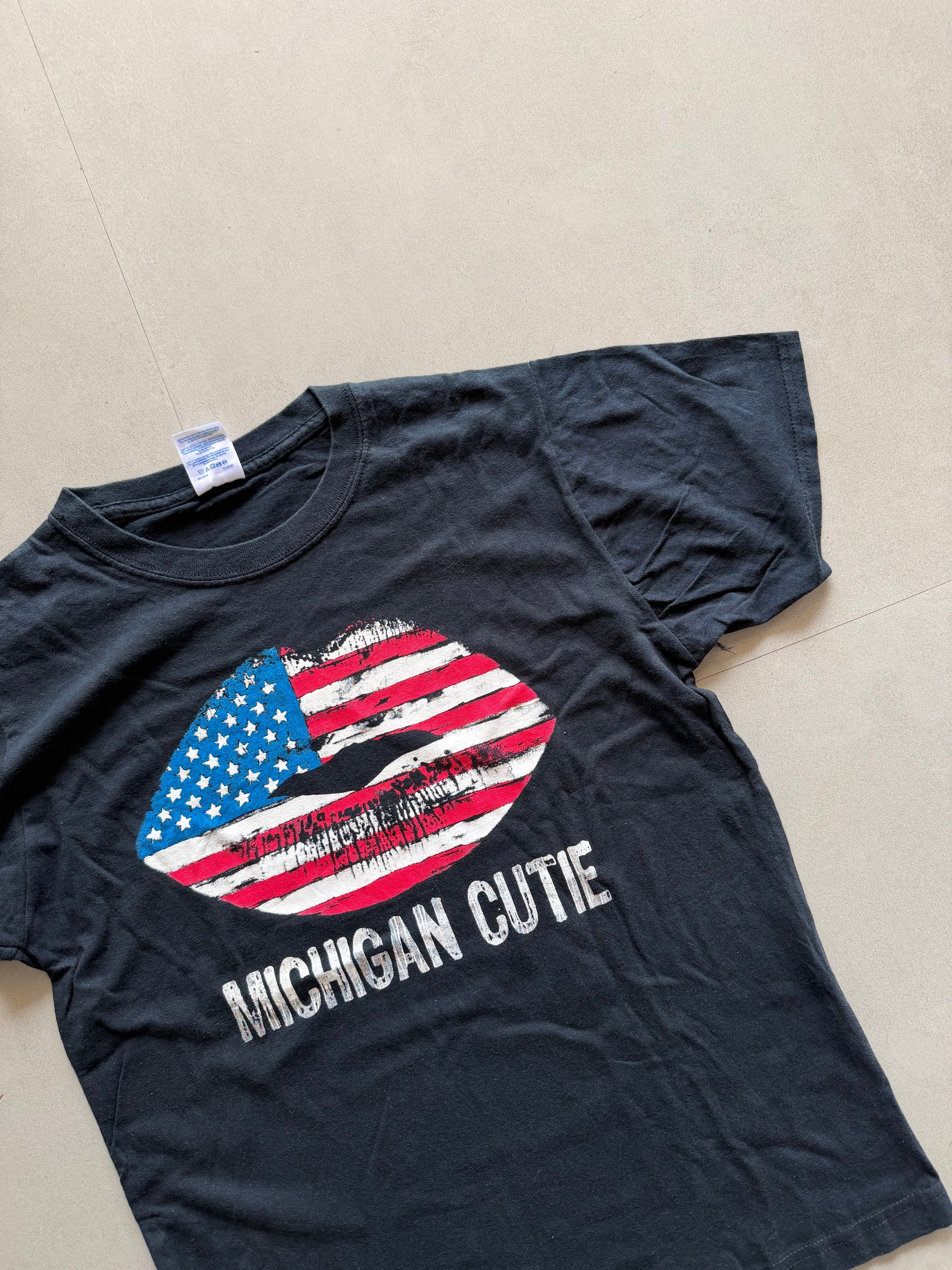 GILDAN MICHIGAN CUTIE TEE - XS