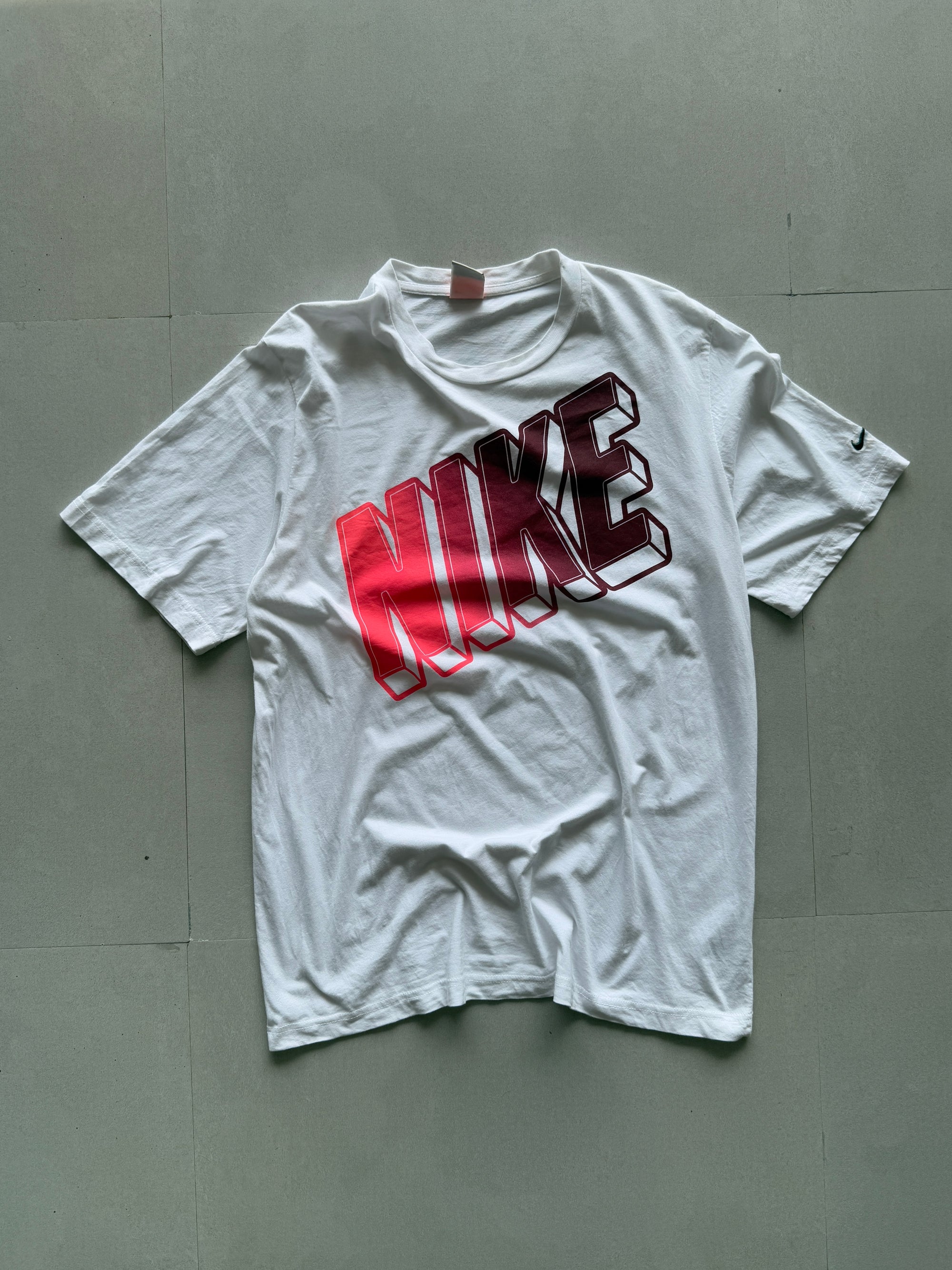 NIKE ATH DPT SPELLOUT TEE - L