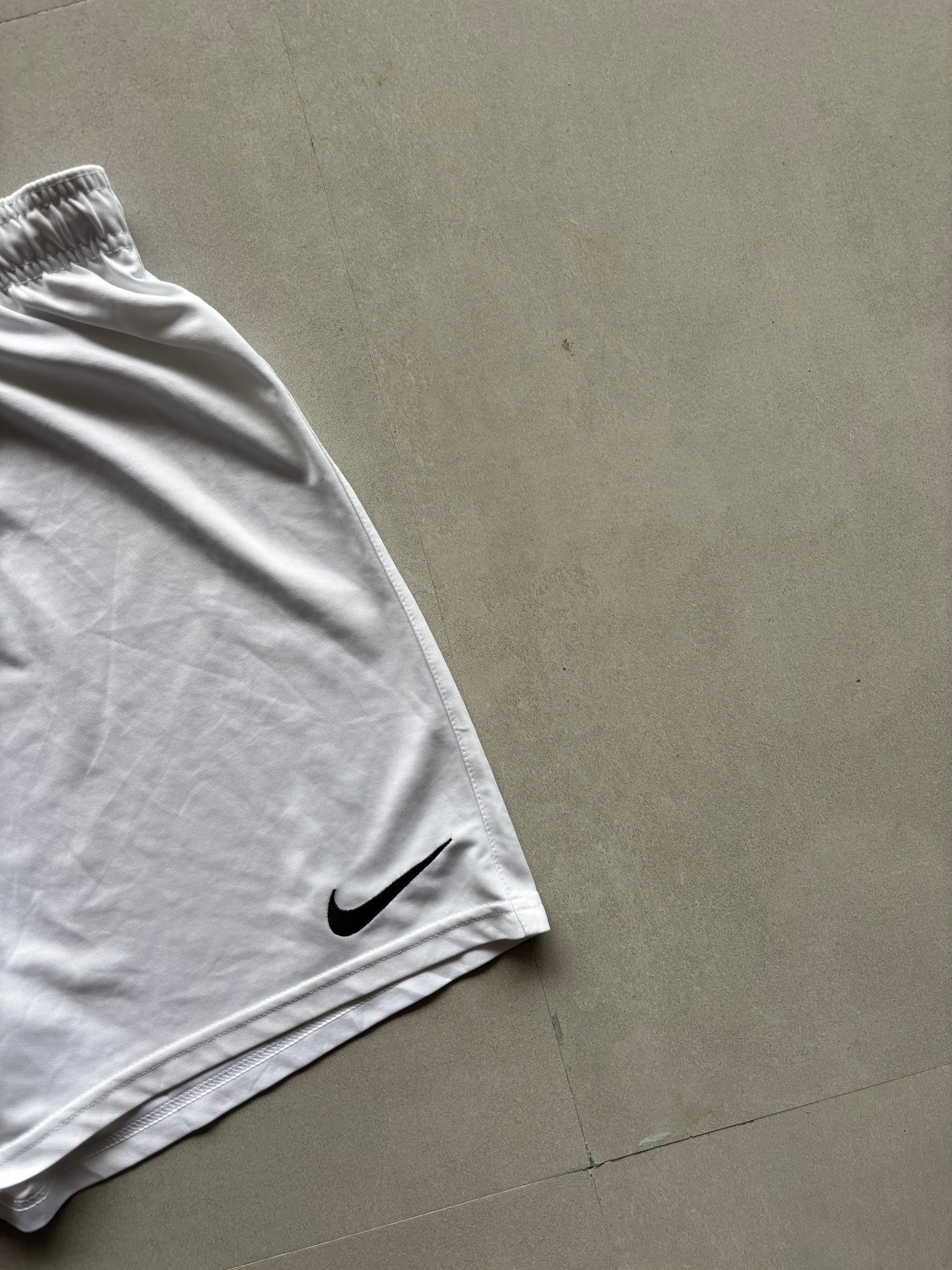 NIKE DRI-FIT SHORTS - M
