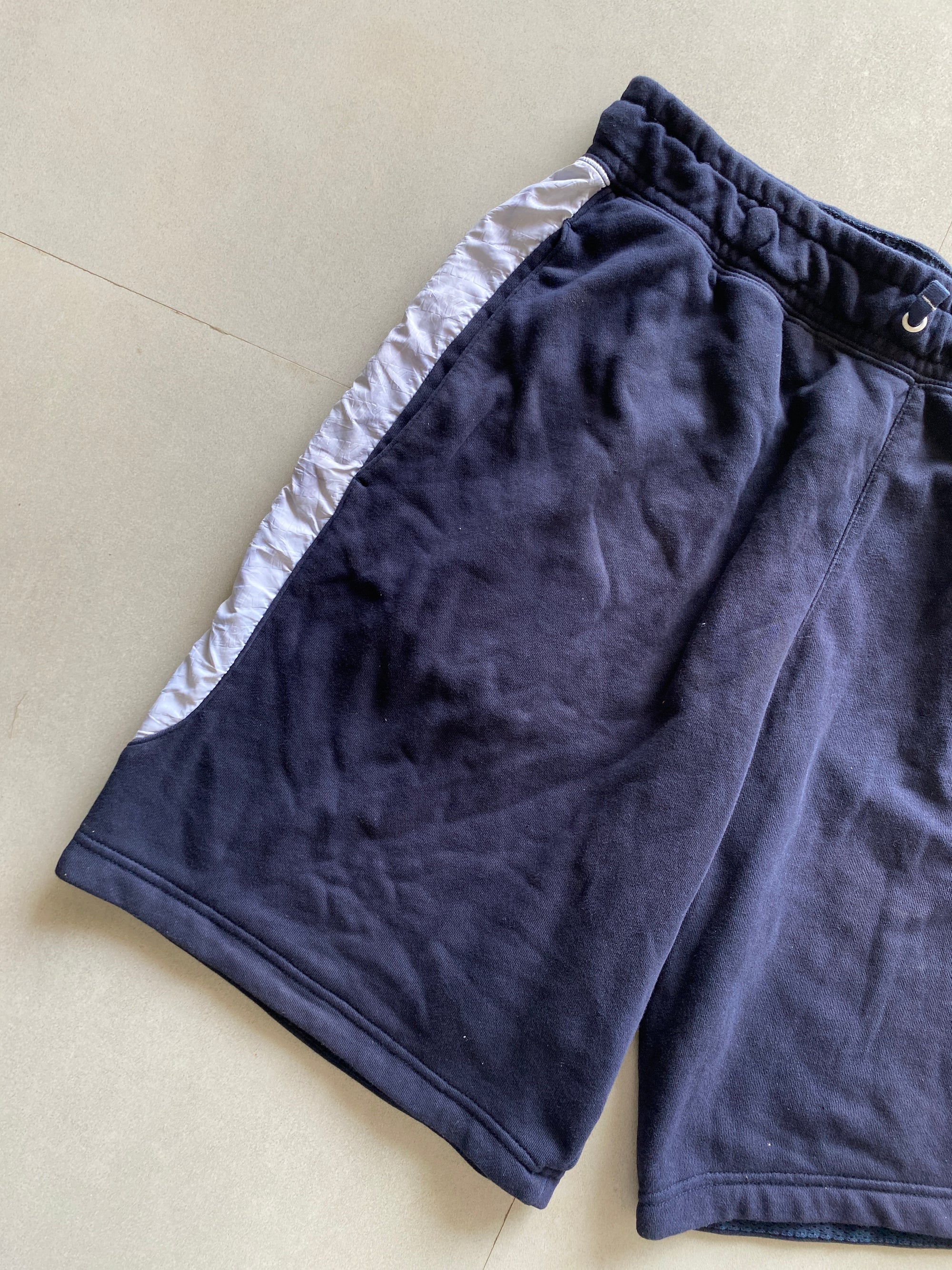 NIKE SWEAT SHORTS - M