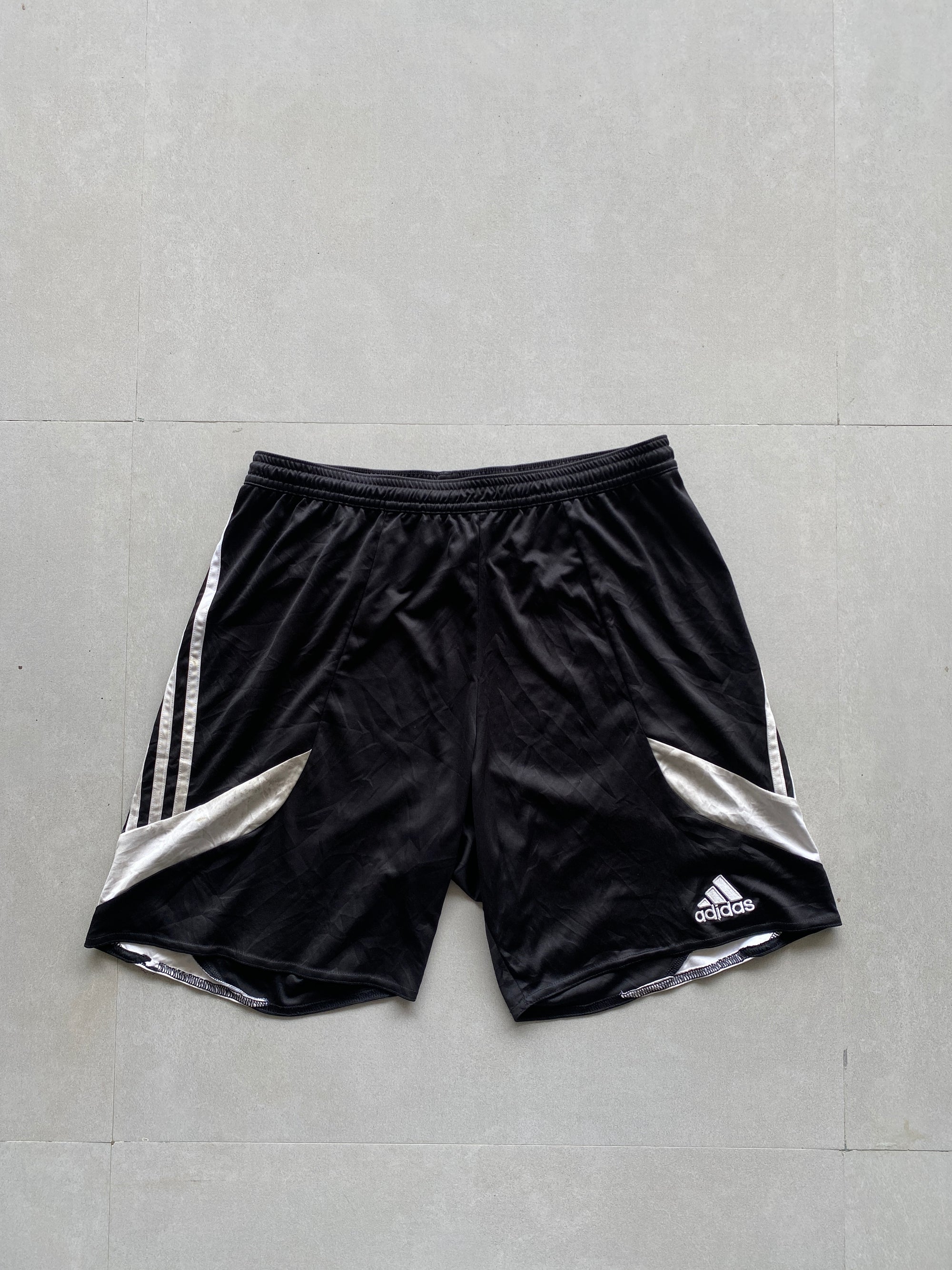 ADIDAS SHORTS - S