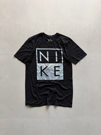 NIKE LOGO TEE - XS
