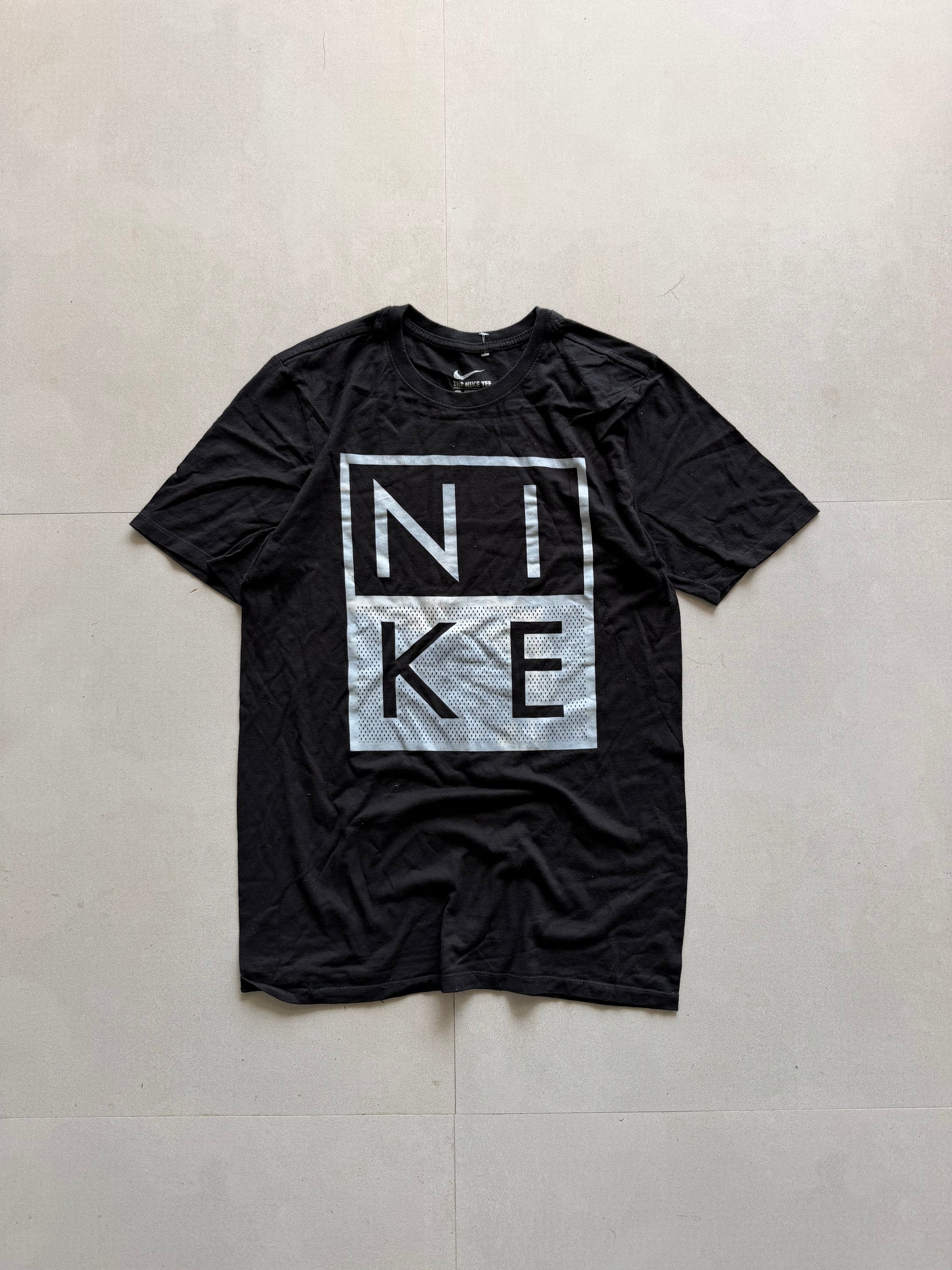 NIKE LOGO TEE - XS