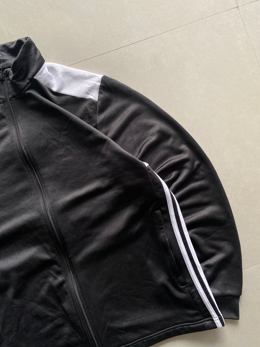 ADIDAS STRIPED JACKET - XL