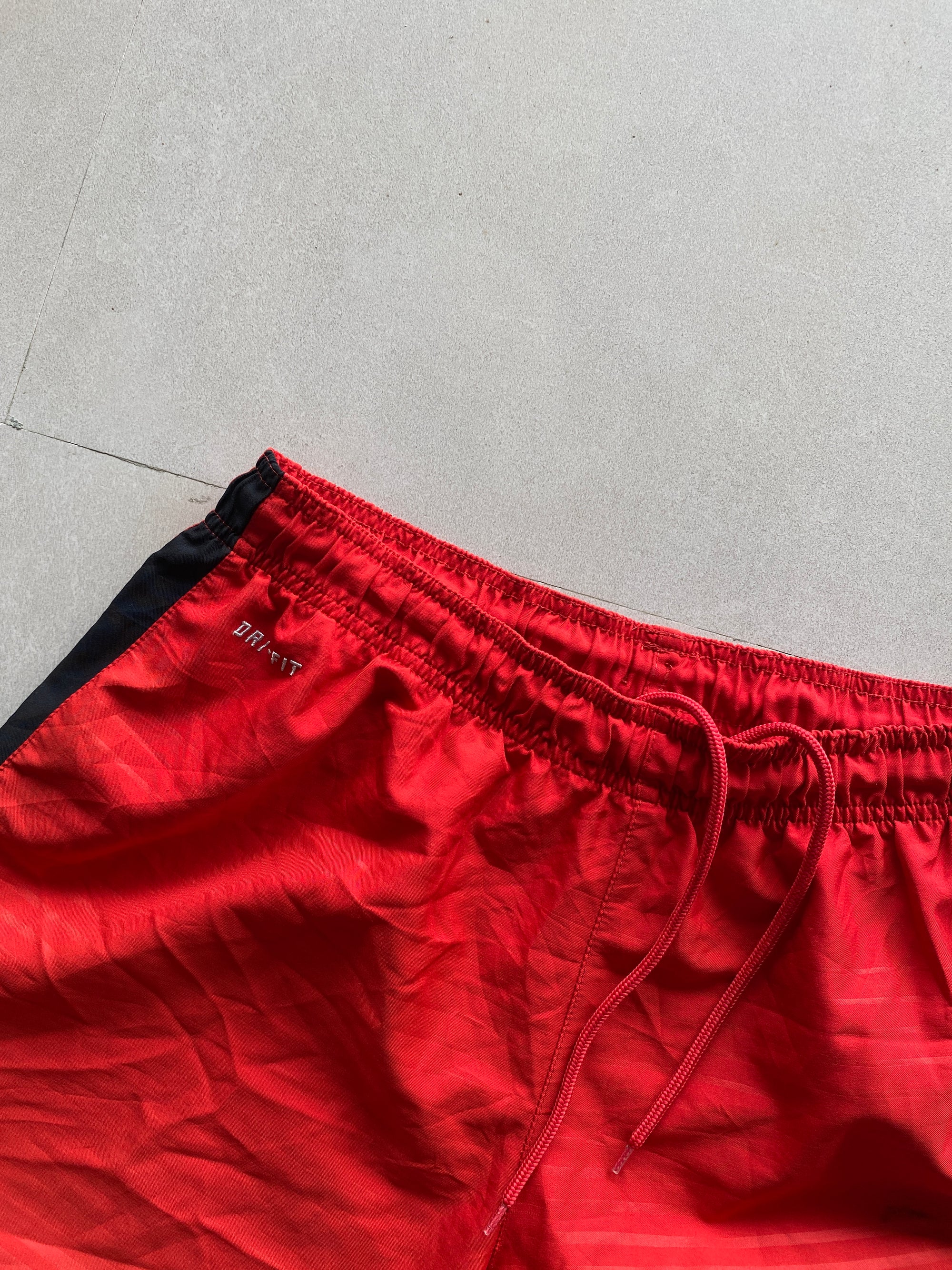 NIKE SHORTS - M