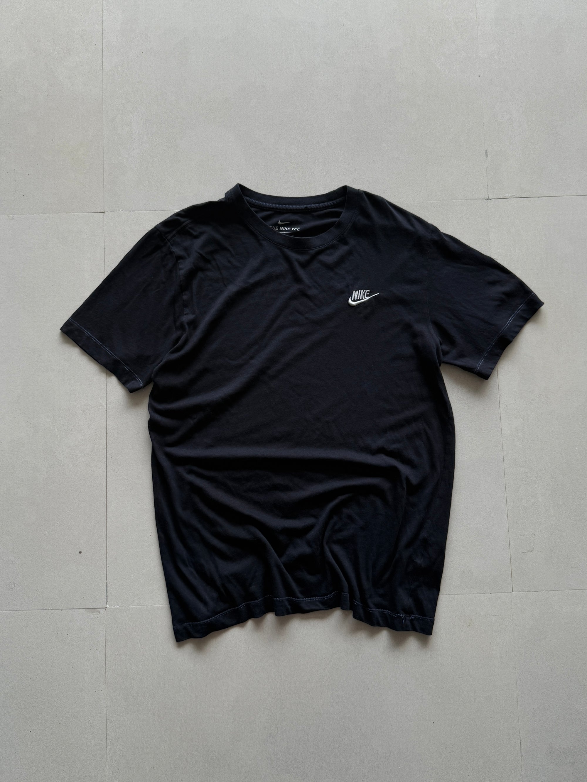NIKE SOLID BLACK TEE - S