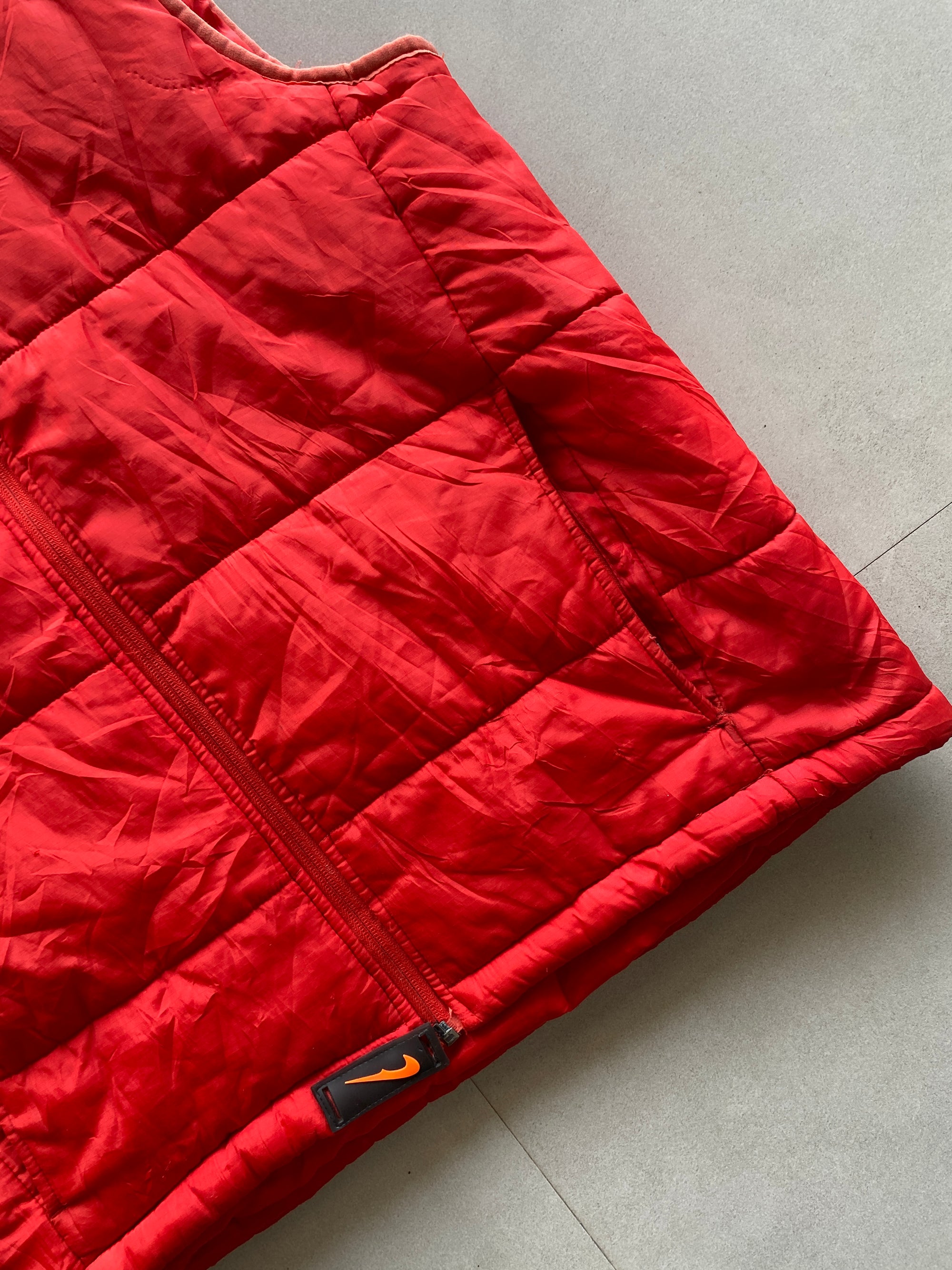 NIKE SLEEVE LESS PUFFER JACKET - M