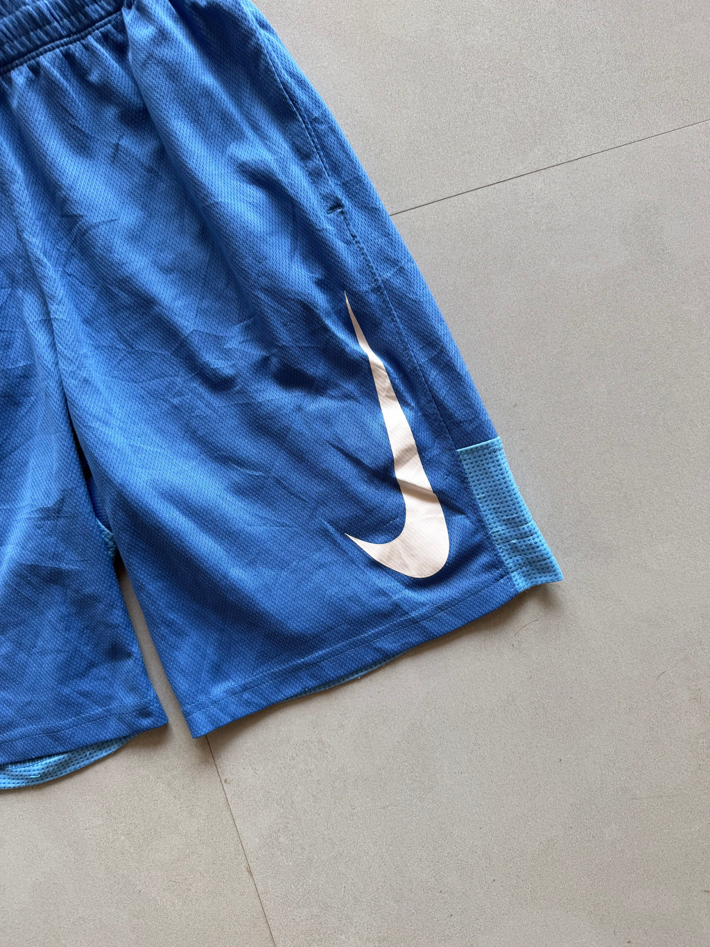 NIKE BIG SWOOSH SHORTS - M