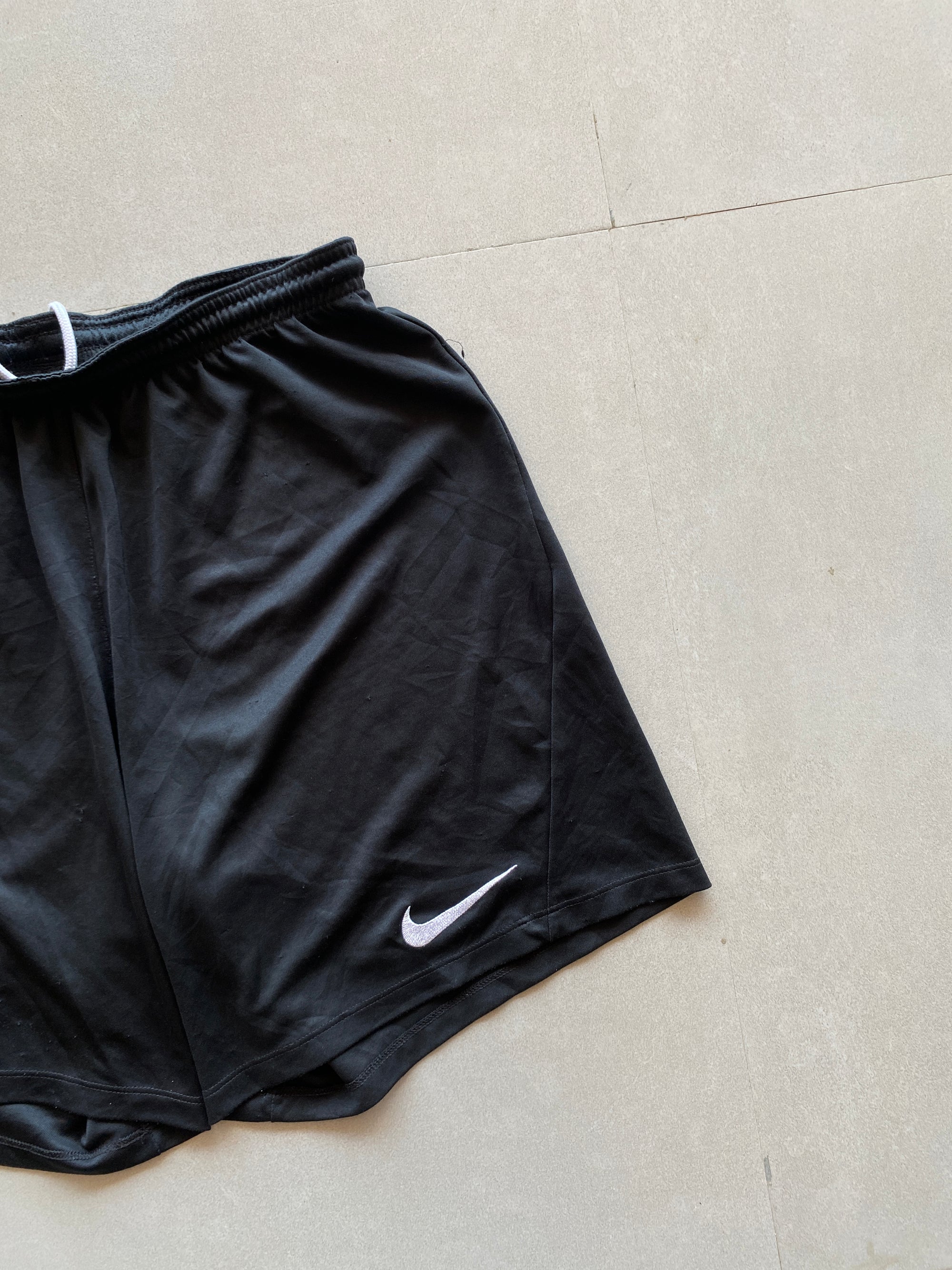 NIKE SOLID BLACK SHORTS - M