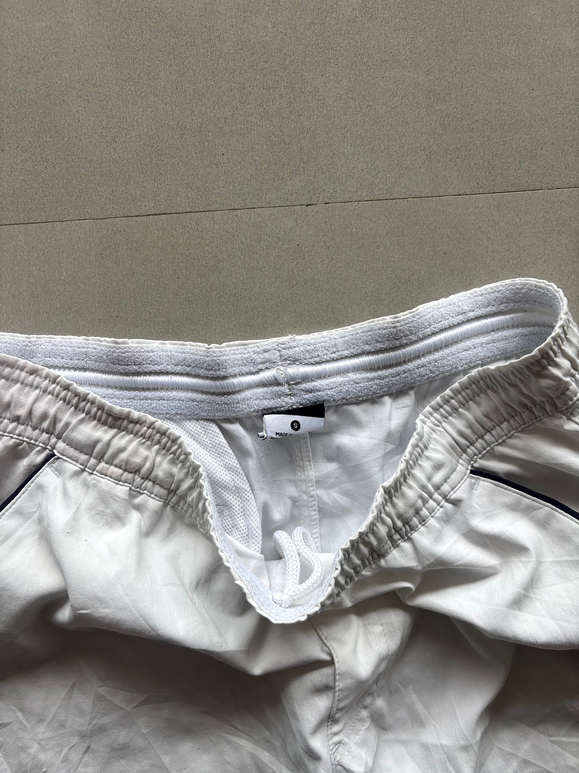 NIKE WHITE SHORTS - M
