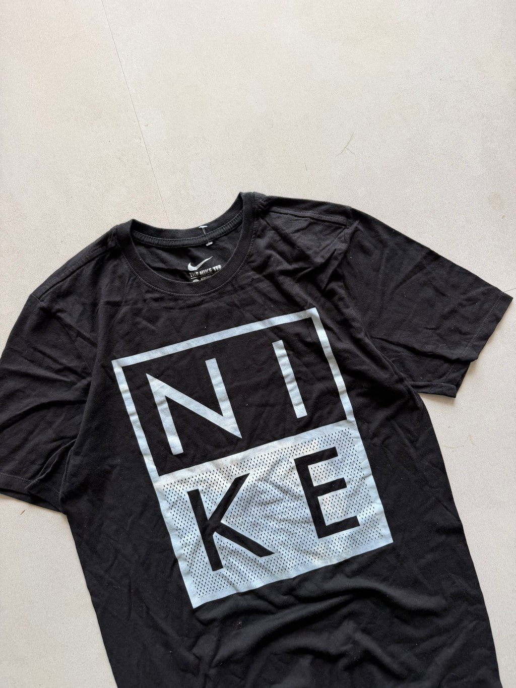 NIKE LOGO TEE - XS
