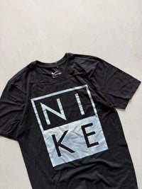 NIKE LOGO TEE - XS