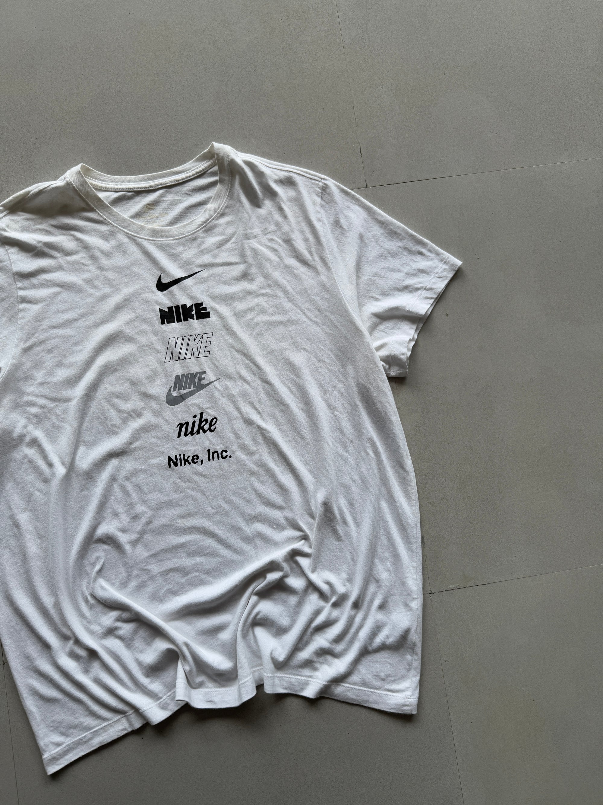 NIKE MULTI LOGO TEE - XL