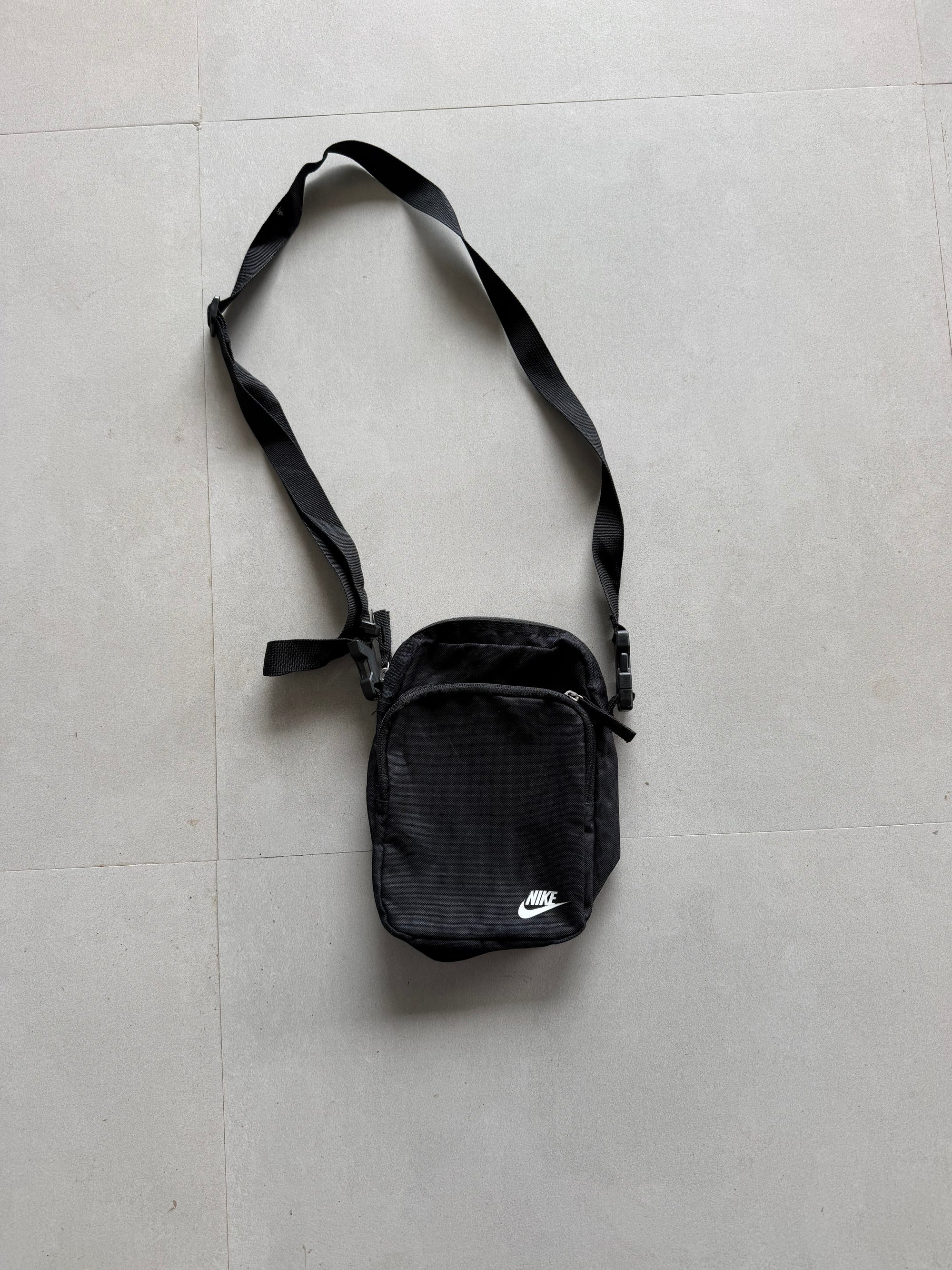 VINTAGE NIKE SLING BAG
