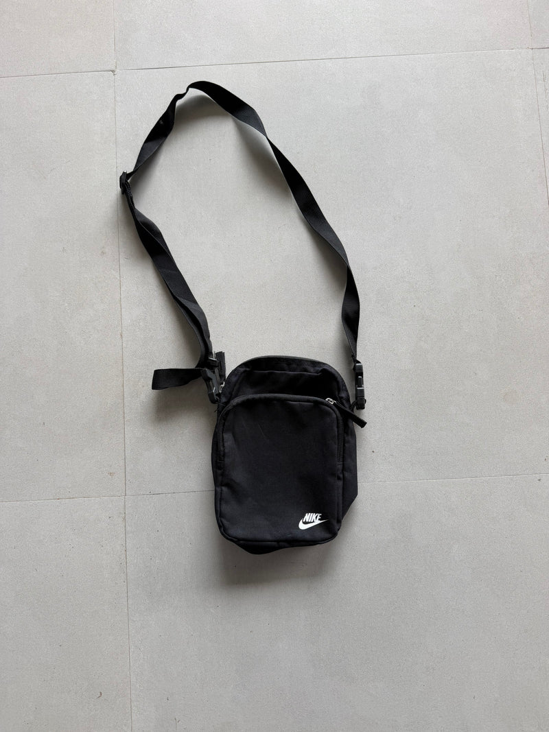VINTAGE NIKE SLING BAG