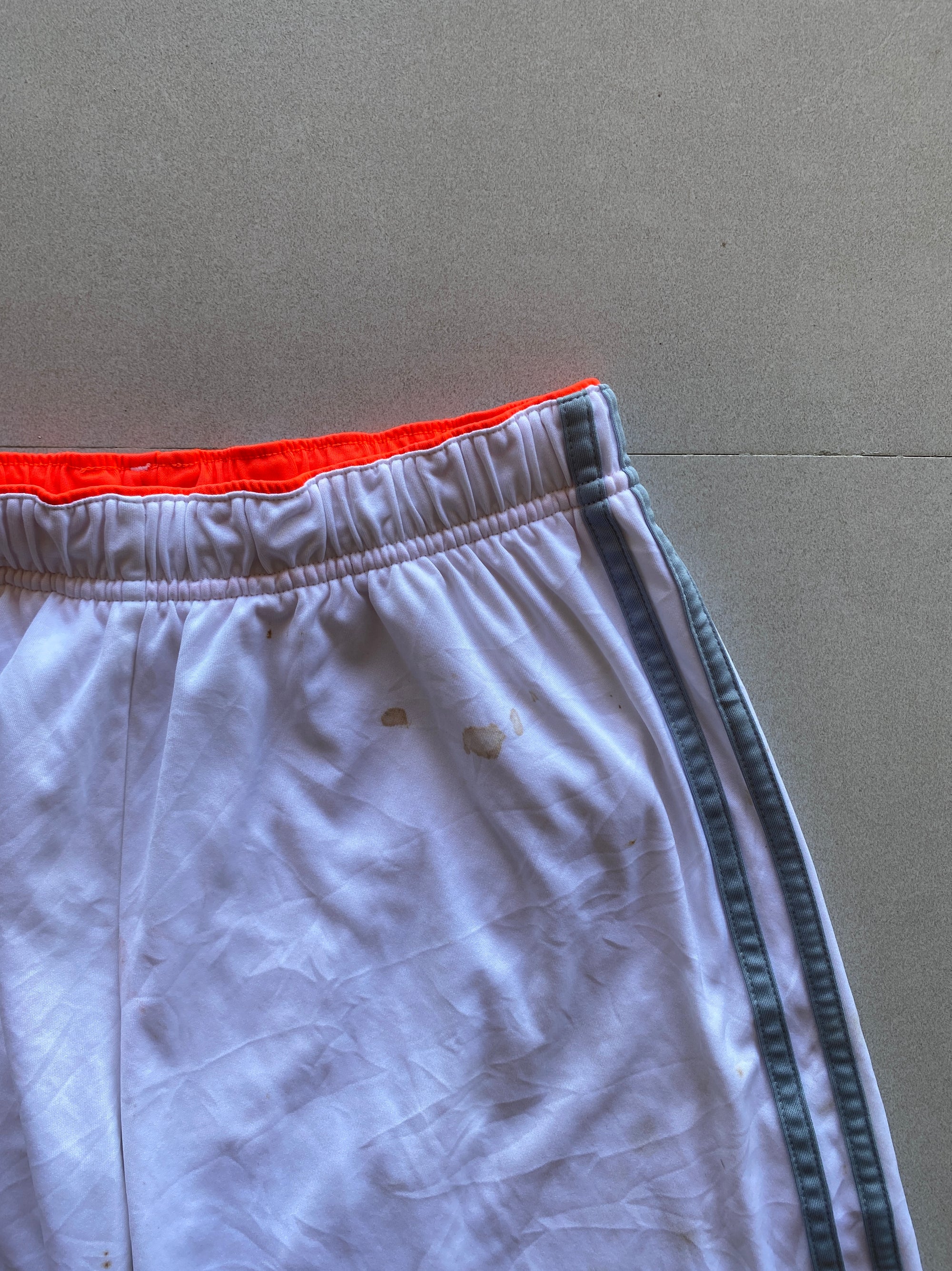 ADIDAS WHITE SHORTS - M