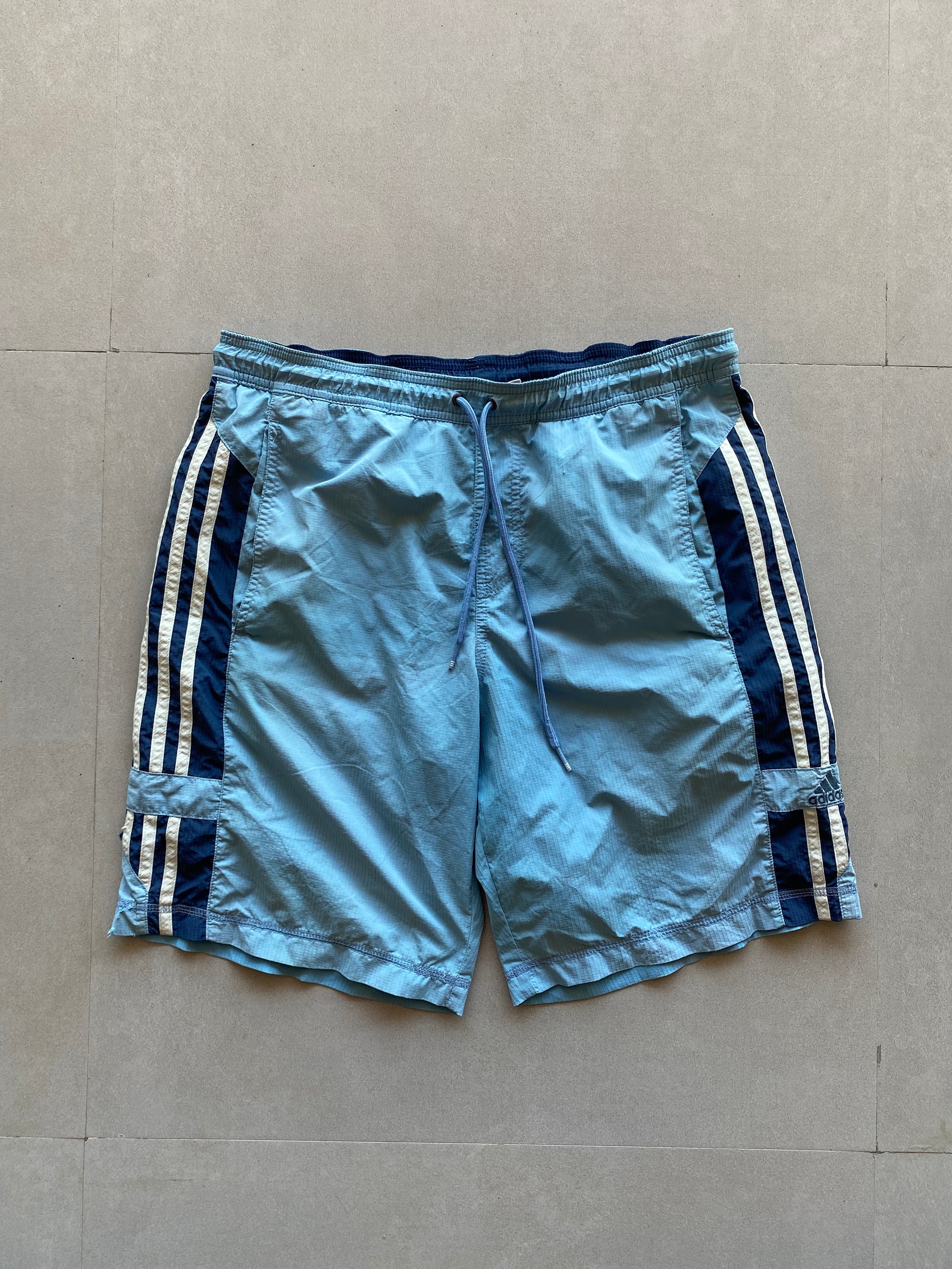 ADIDAS STRIPED SHORTS - M