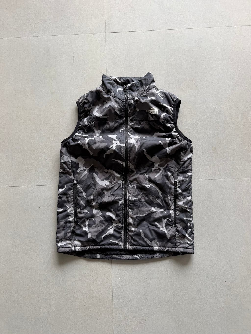 THE NORTH FACE CAMO SLEEVLESS PUFFER JACKET - S