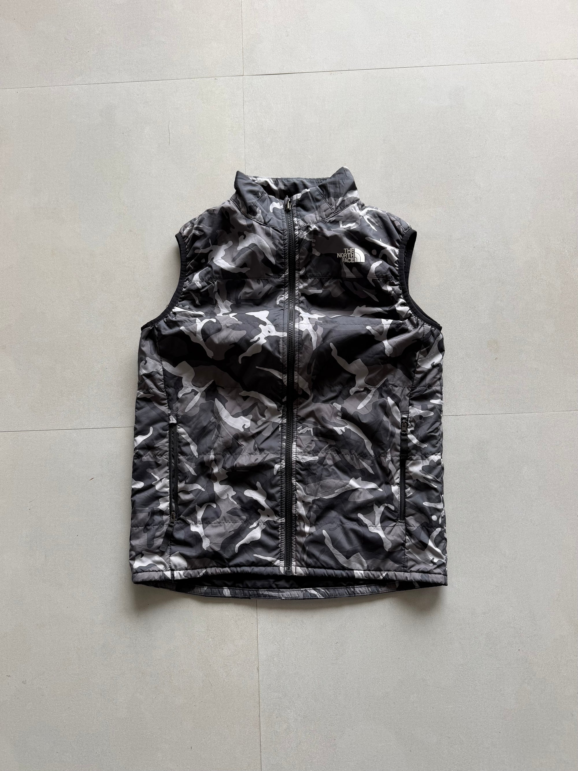 THE NORTH FACE CAMO SLEEVLESS PUFFER JACKET - S