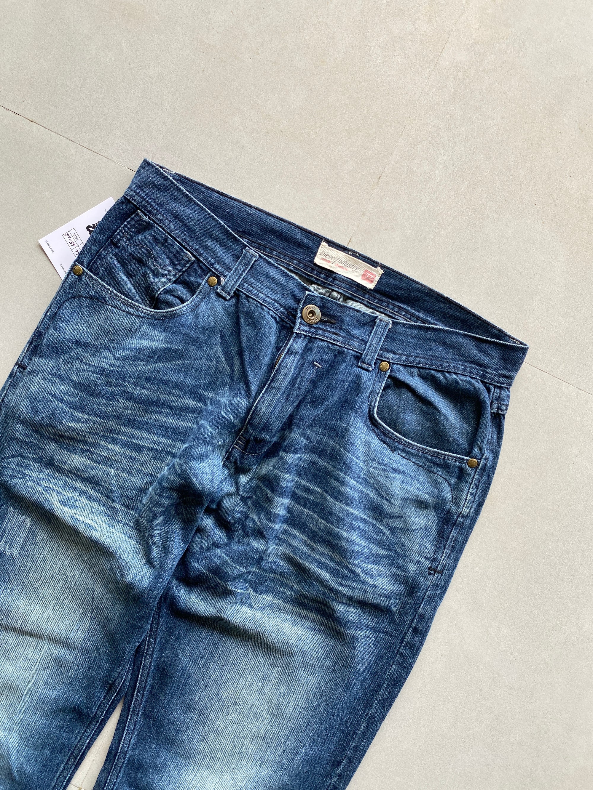 DIESEL INDUSTRY STRAIGHT FIT DENIM - M